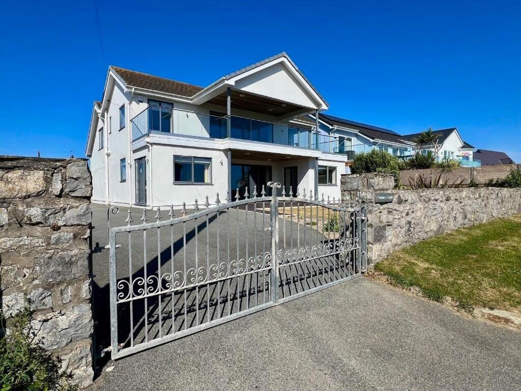 Four-Bedroom House photo 3