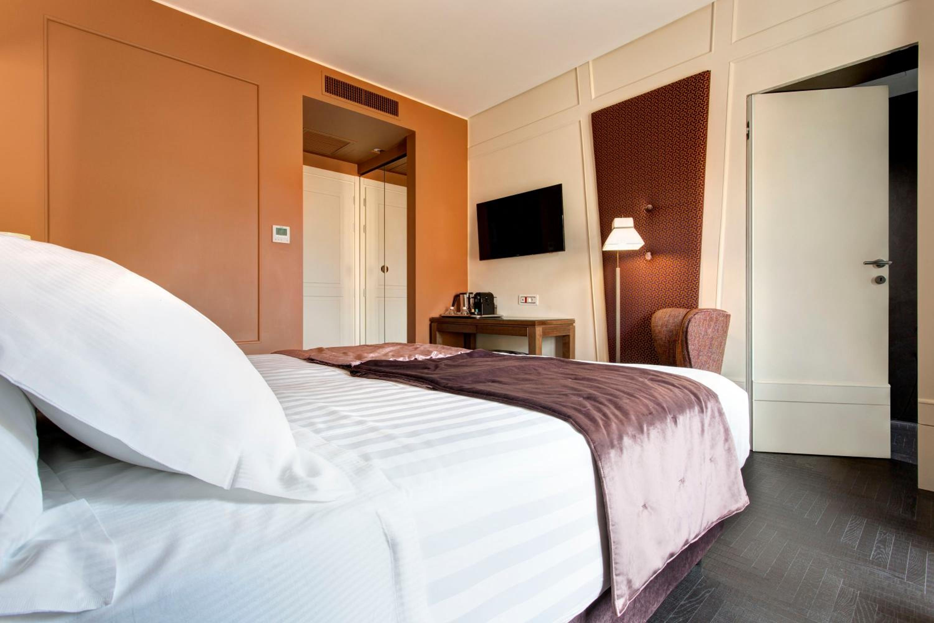 Premium Double or Twin Room thumbnail 6