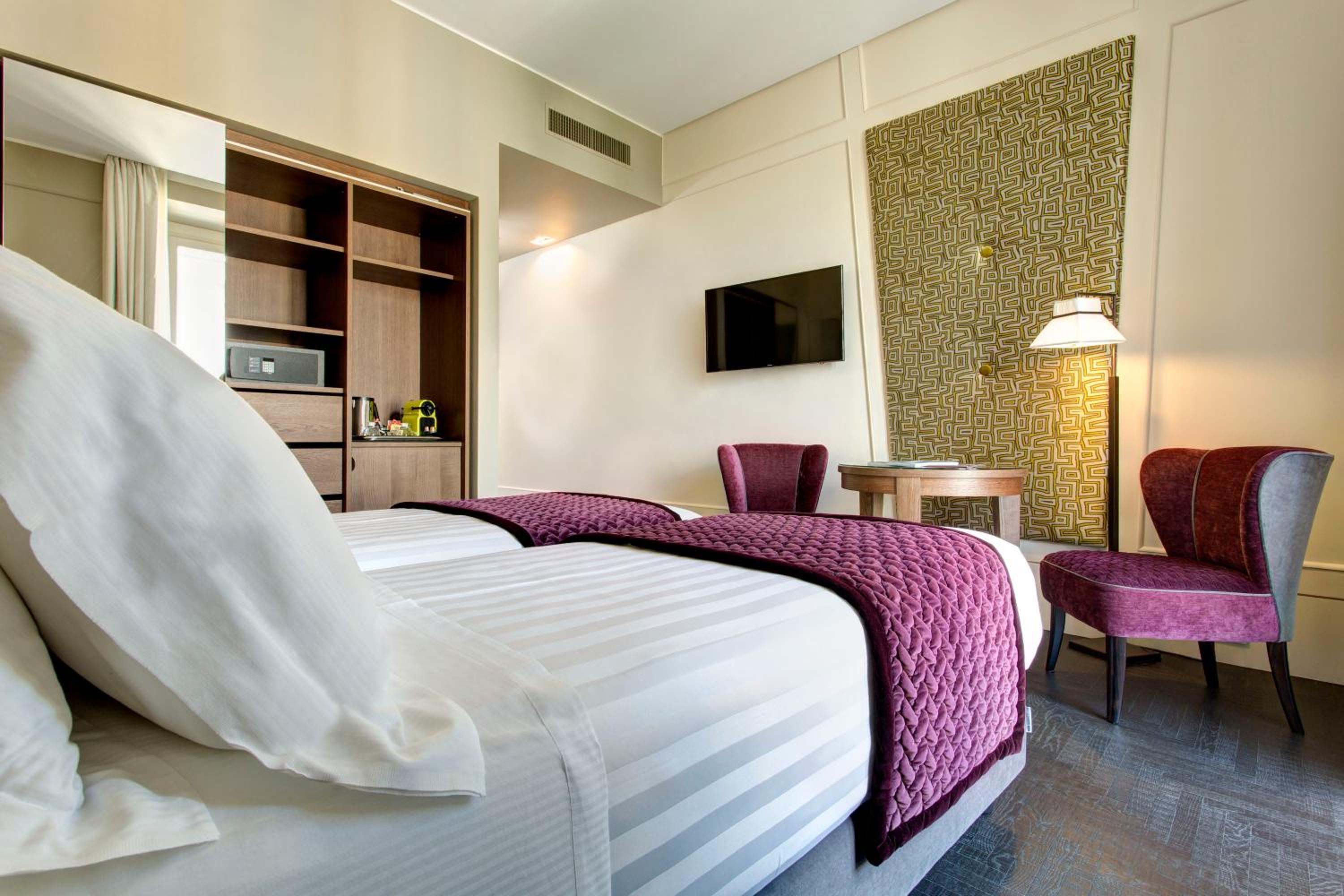 Premium Double or Twin Room thumbnail 5