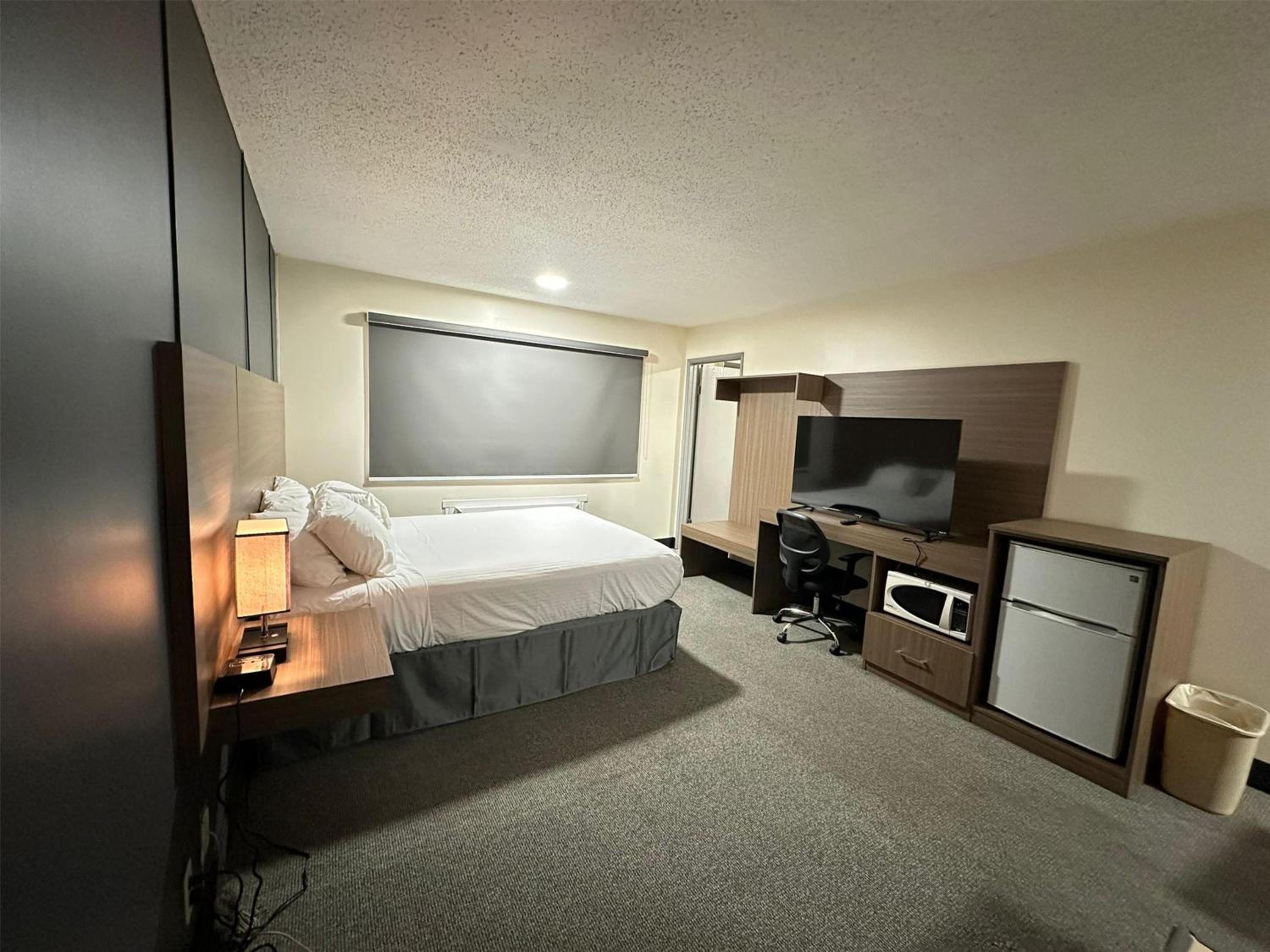 Queen Room - Non-Smoking photo 1