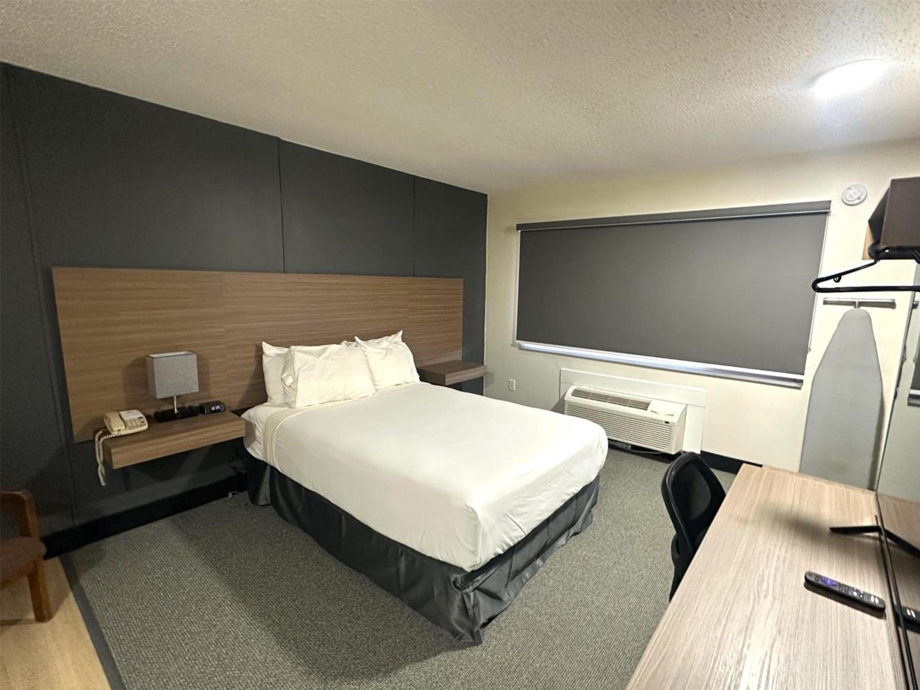 Queen Room with Sofa Bed - Non-Smoking photo 3