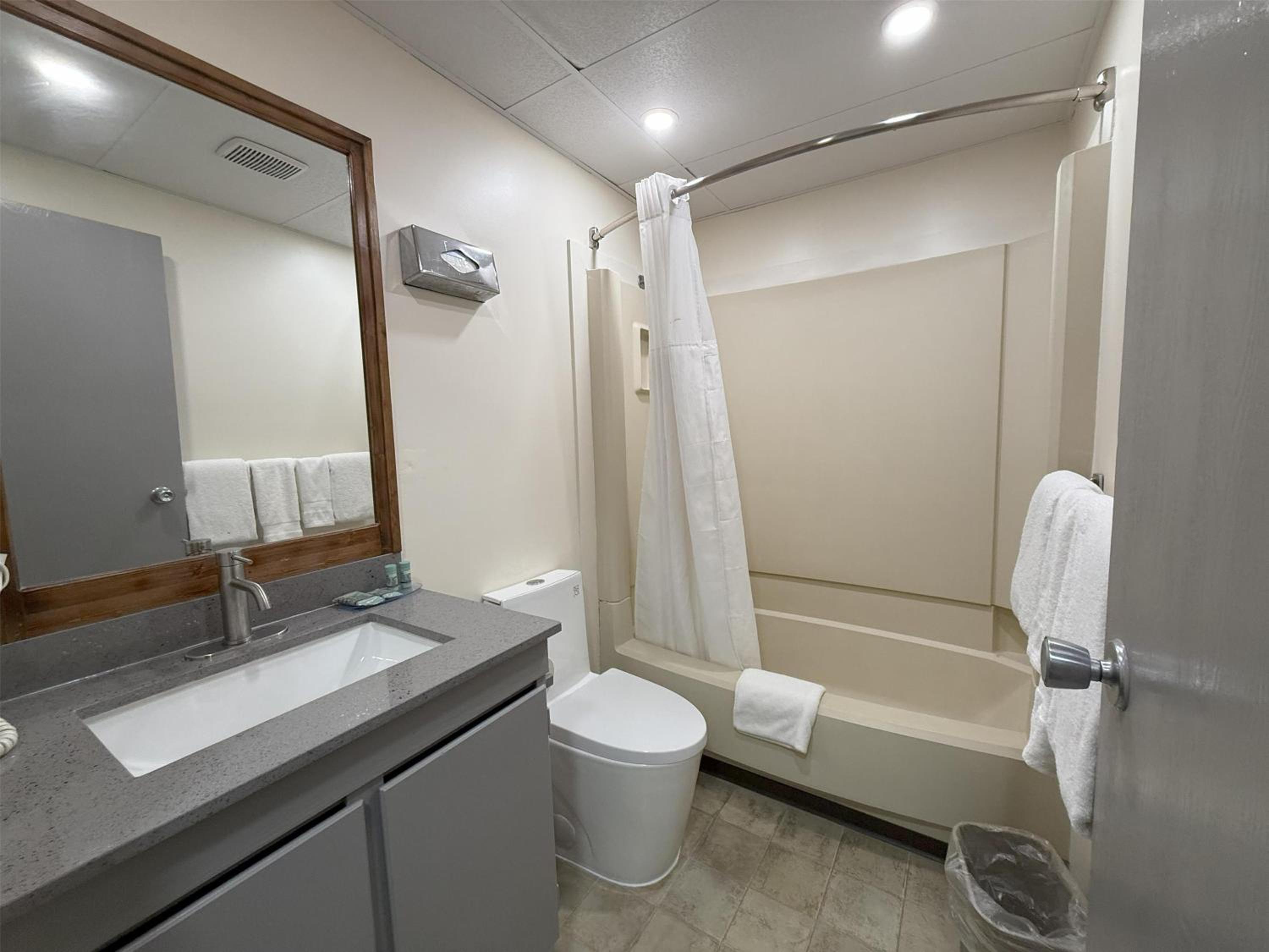 One-Bedroom Suite with Three Queen Beds and Kitchen - Non-Smoking photo 2