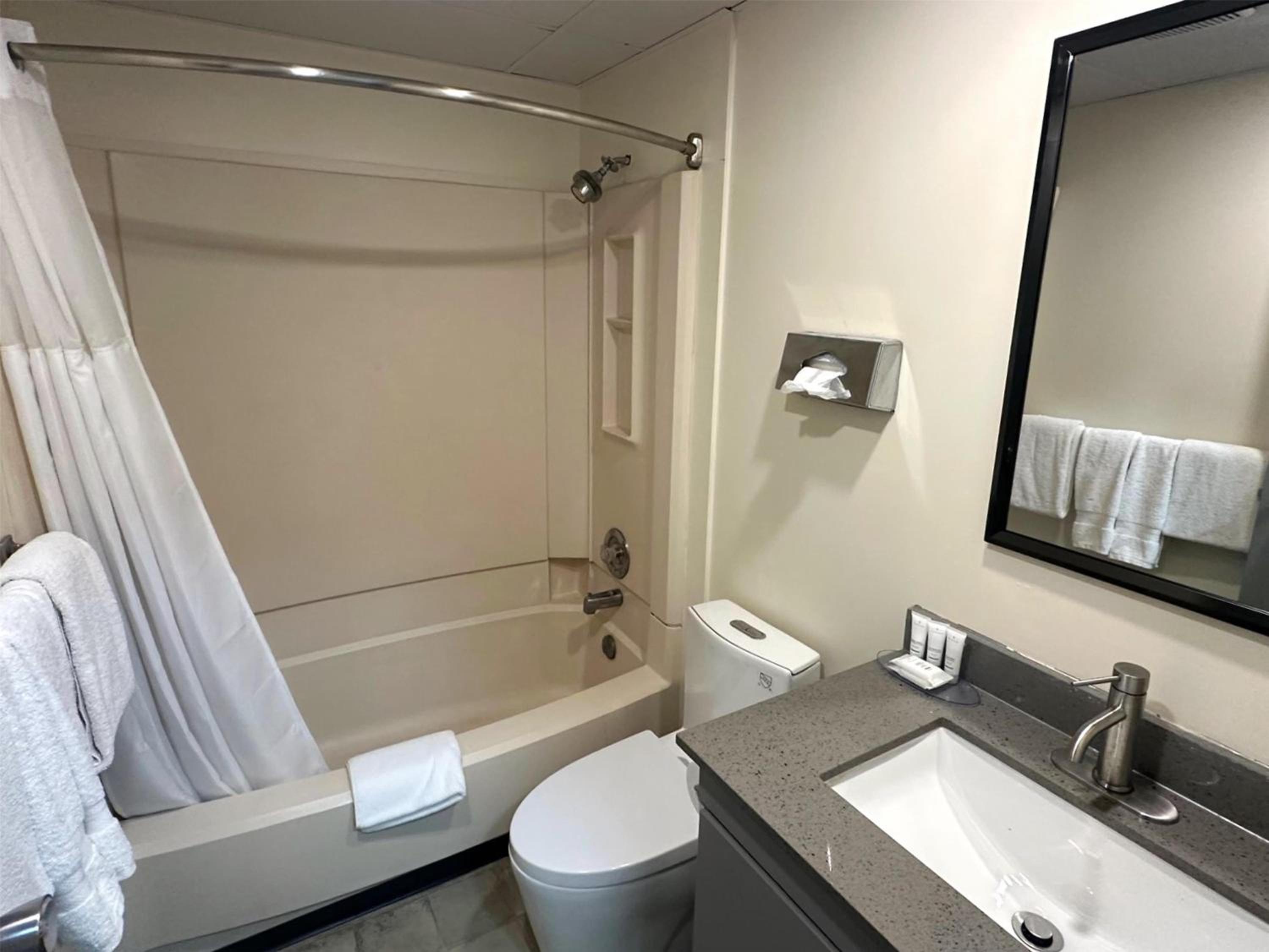 One-Bedroom Suite with Three Queen Beds and Kitchen - Non-Smoking photo 3