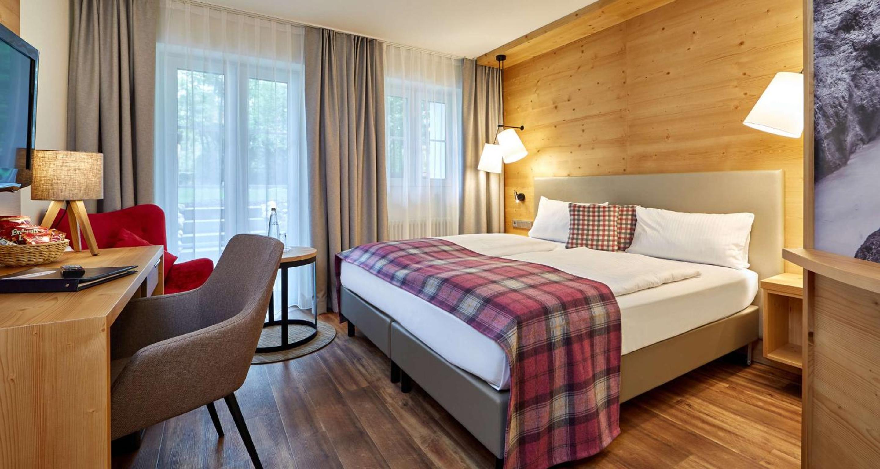 Superior Room with One Double Bed and One Single Bed - Balcony - Photo 1