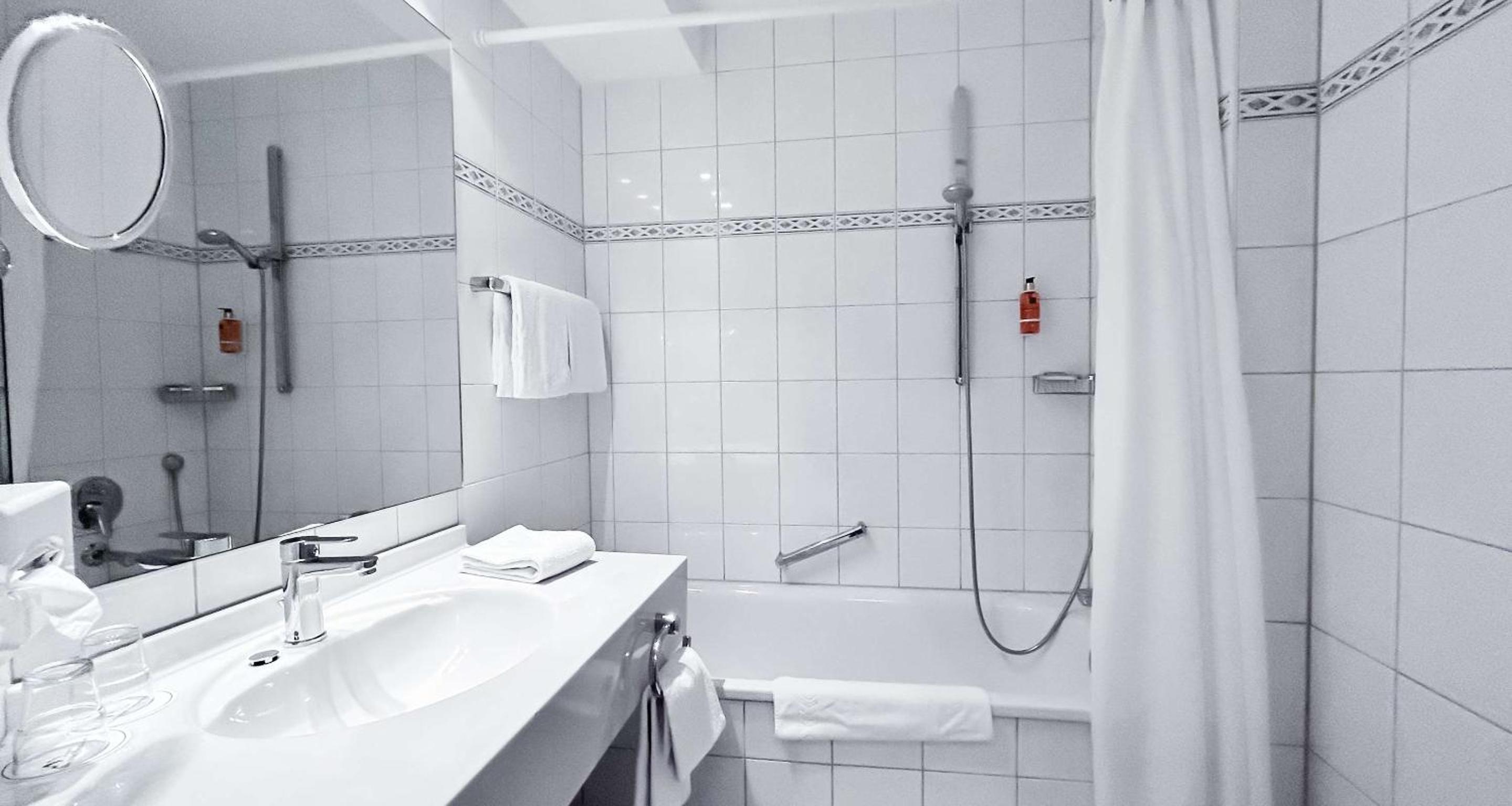 Comfort Room with One Double Bed and One Single Bed - Balcony/Separate Building - Photo 4