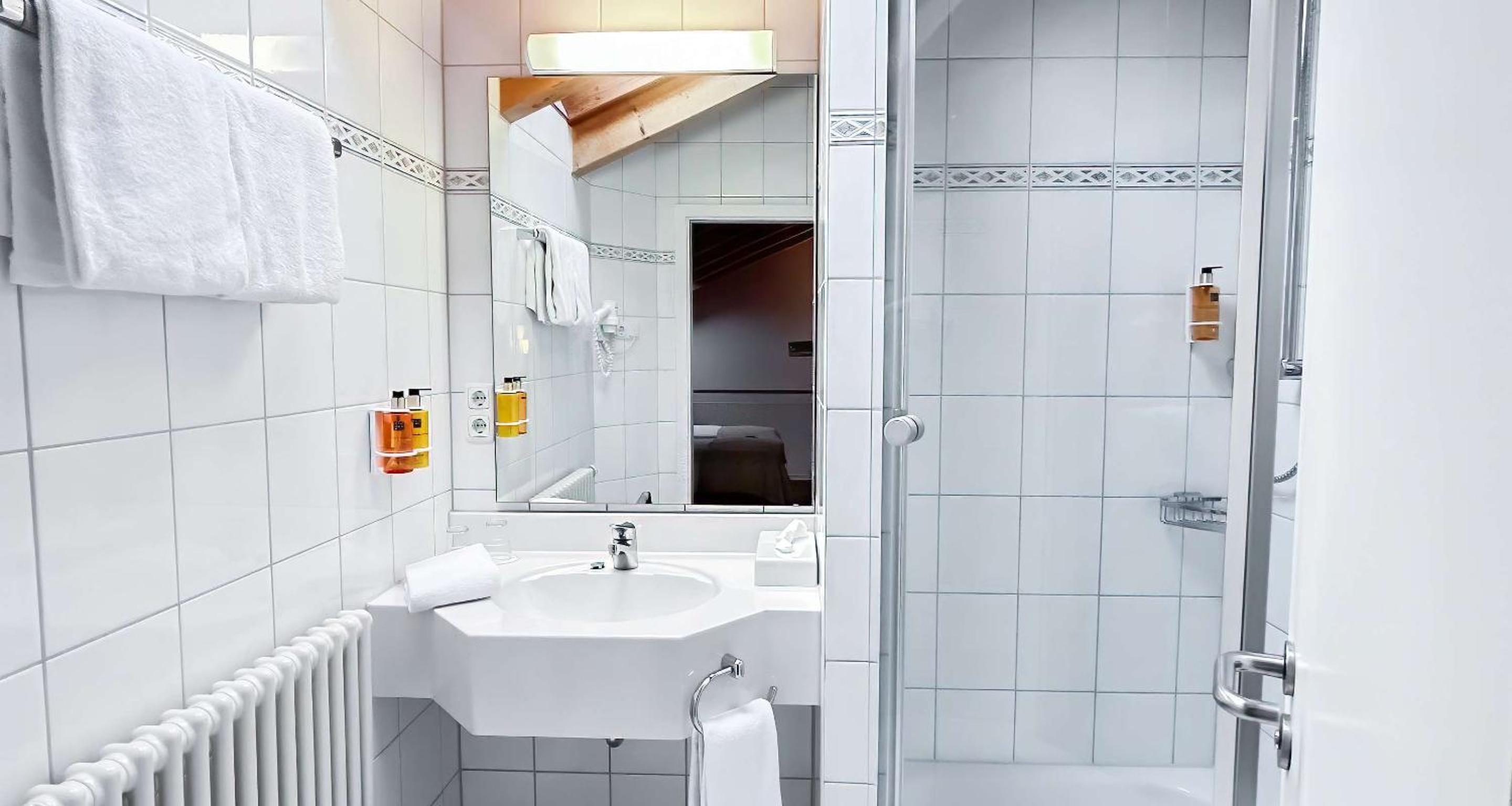 Comfort Room with One Double Bed and One Single Bed - Balcony/Separate Building - Photo 5
