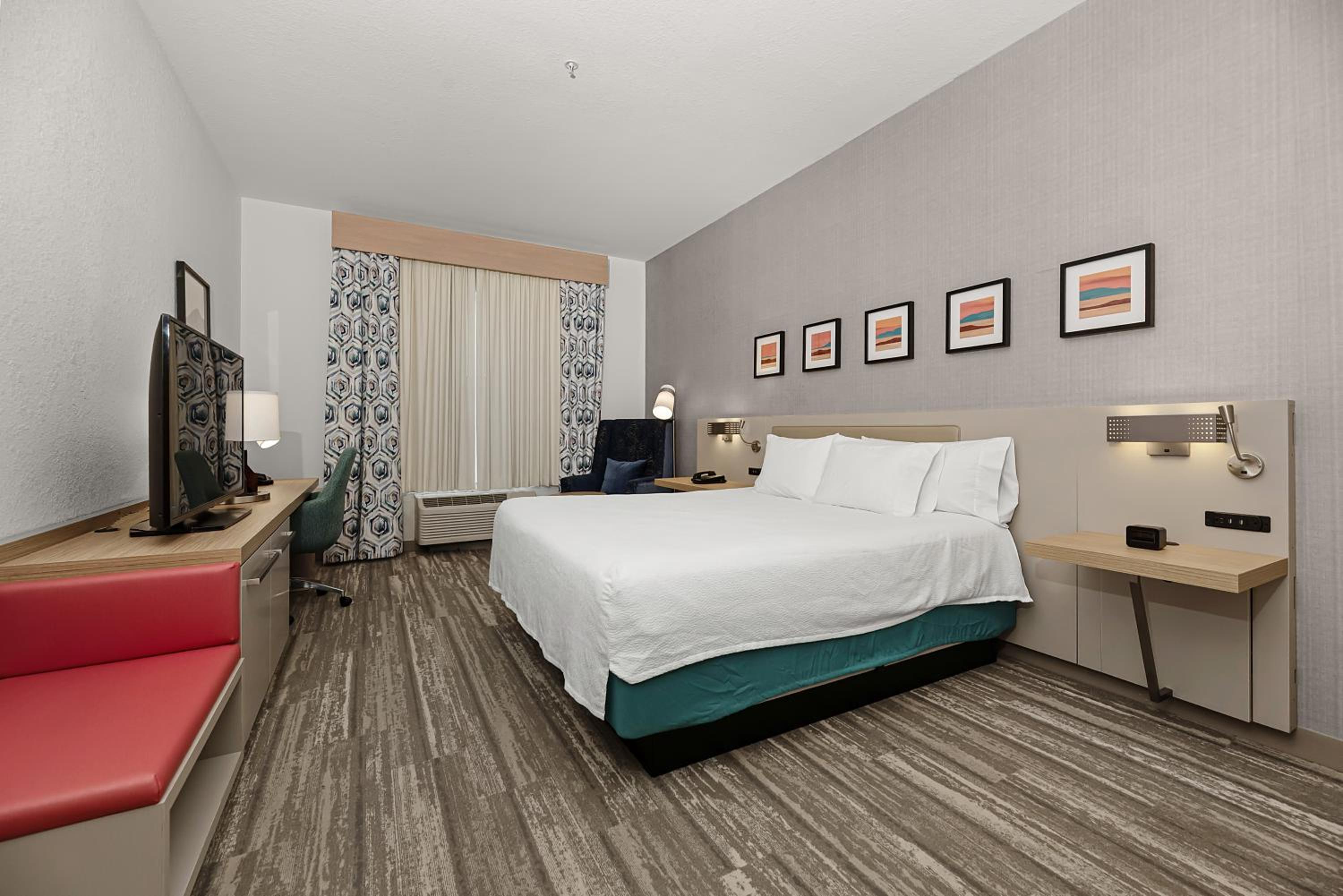 King Room with Tub - Mobility and Hearing Access - Photo 13