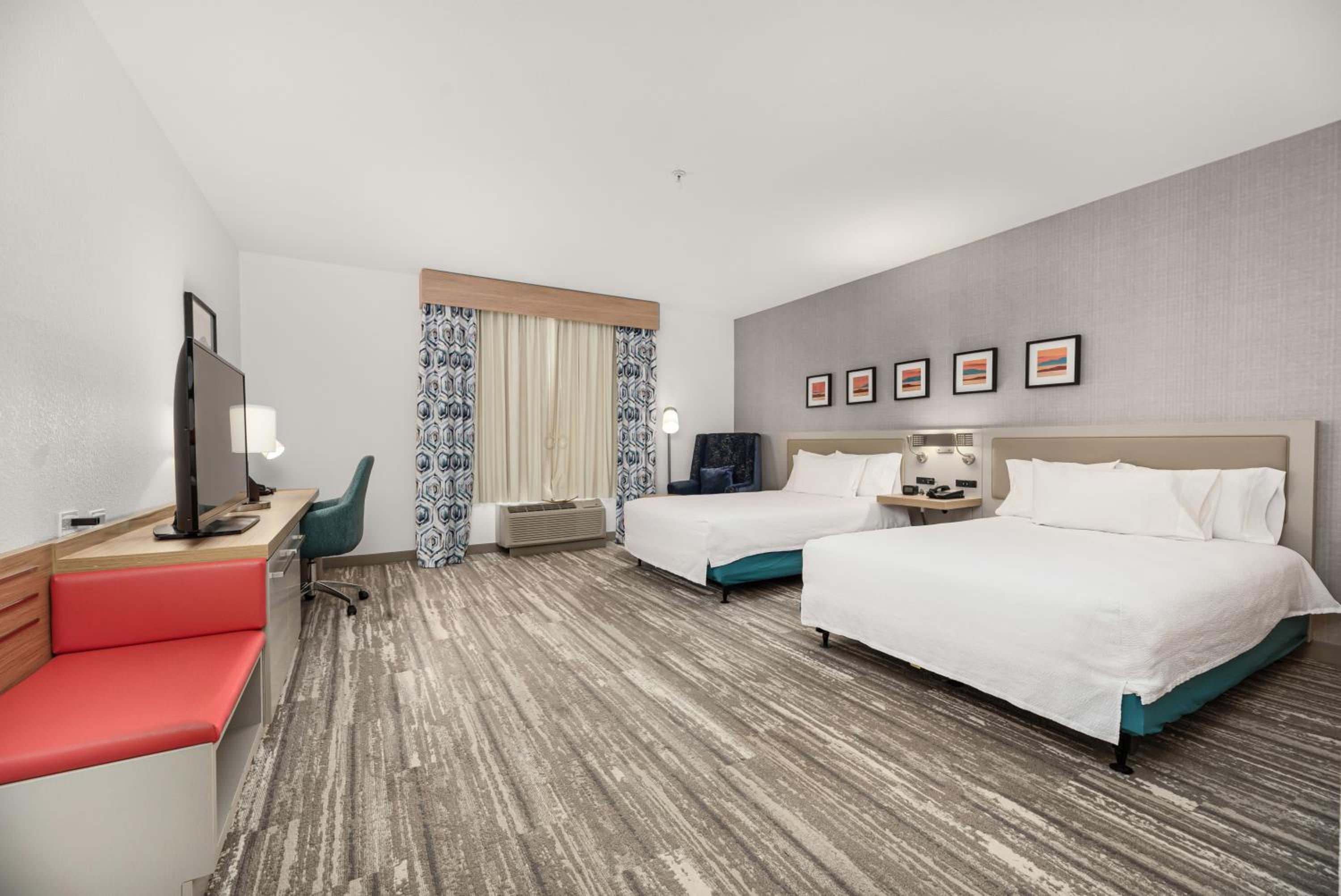 Queen Room with Two Queen Beds - Photo 12