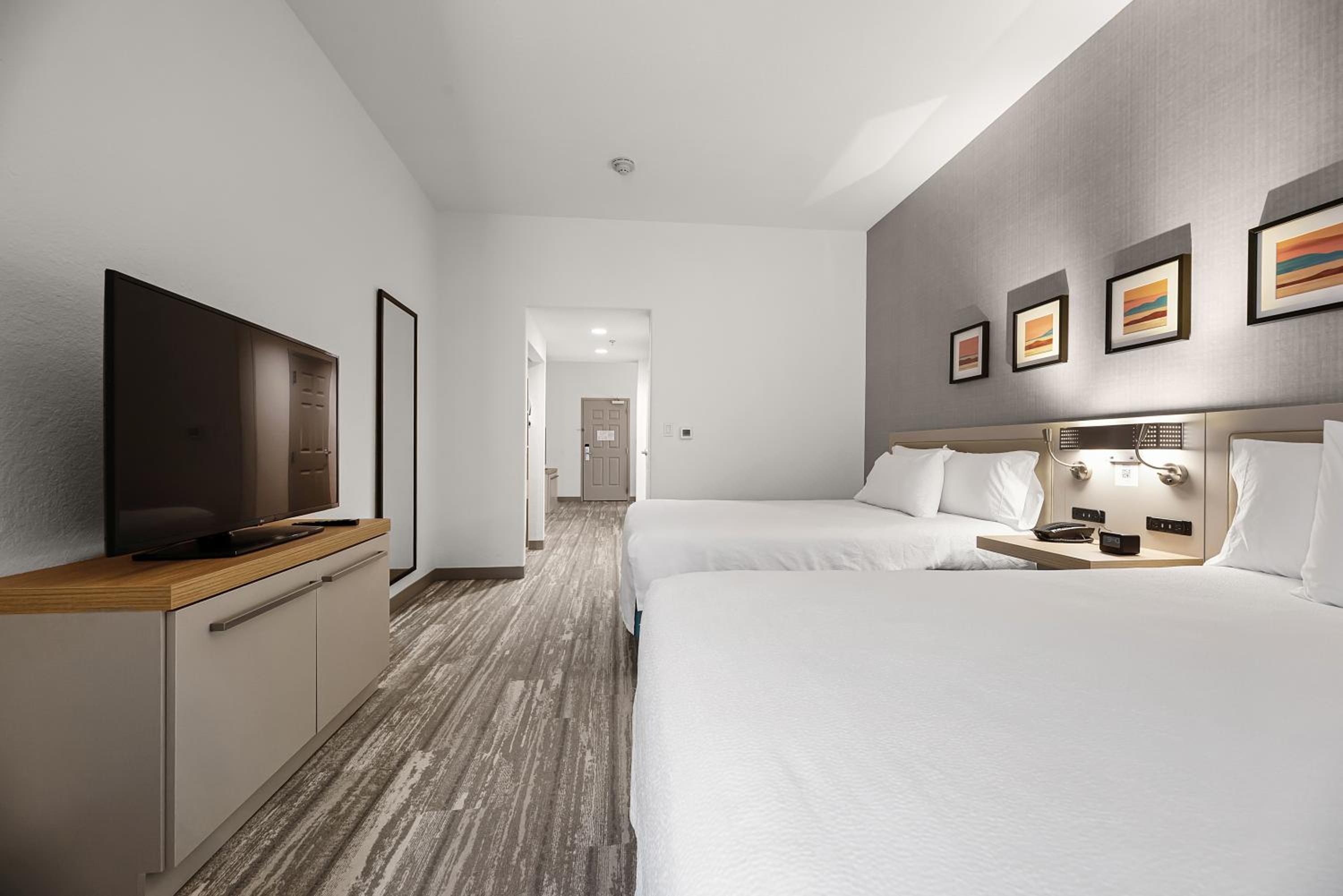 Junior Suite with Two Queen Beds and Sofa - Photo 14