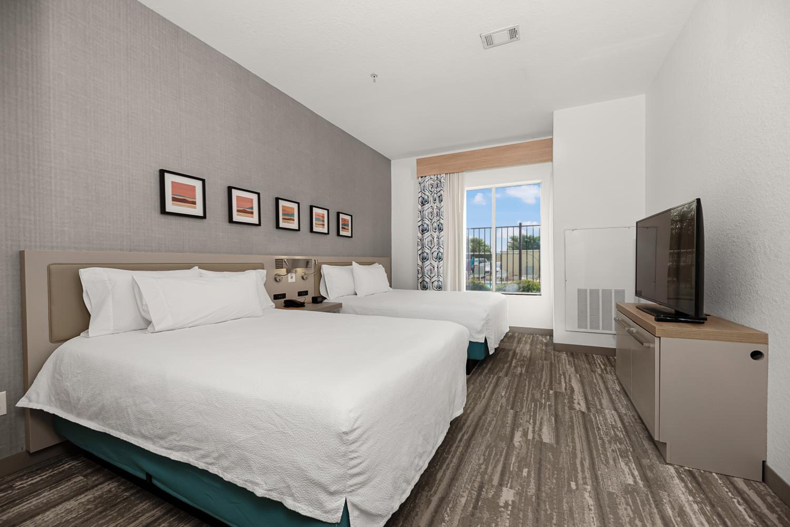 Junior Suite with Two Queen Beds and Sofa - Photo 17