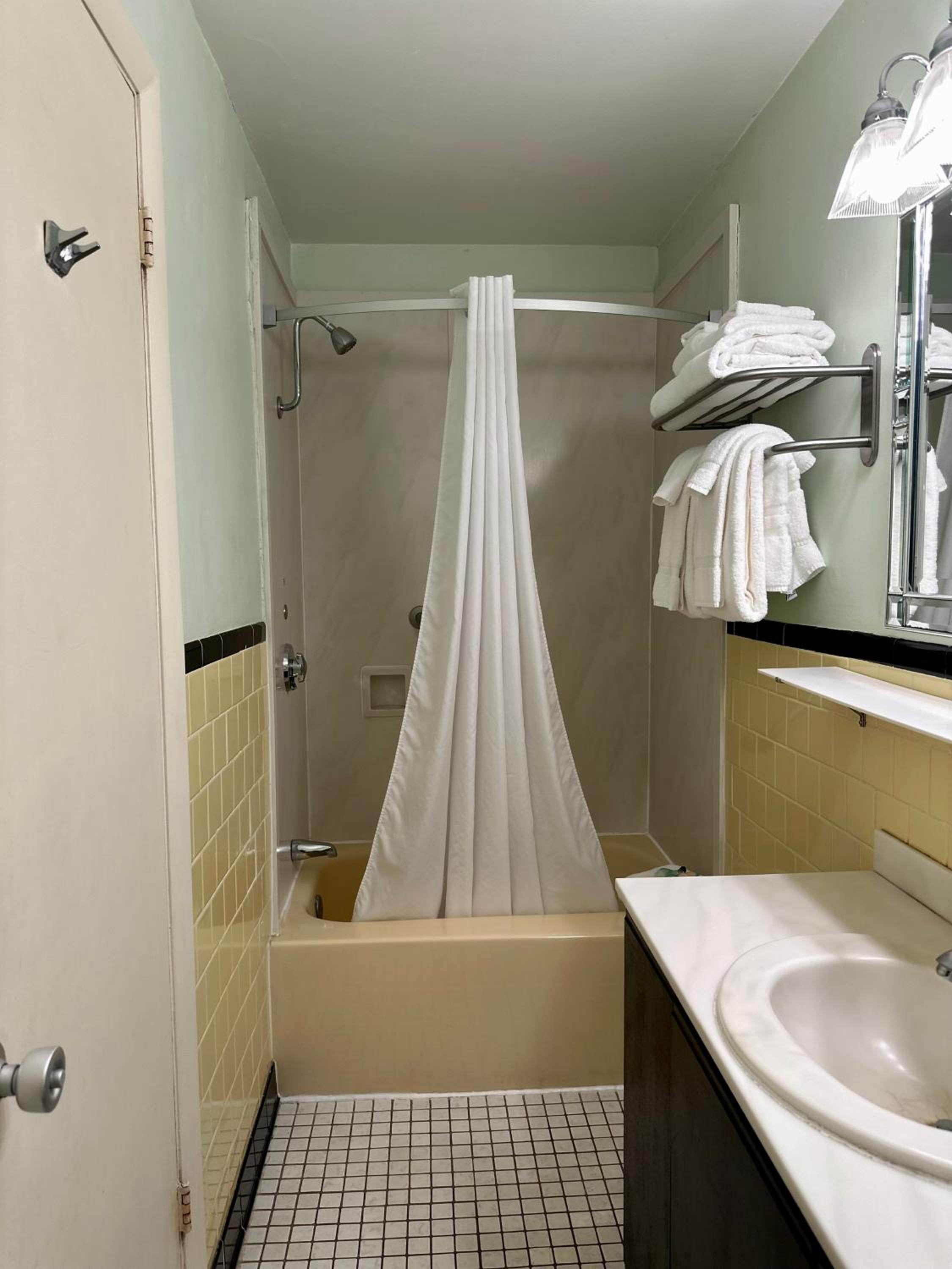 Standard 2 Queen Room  - Photo 1