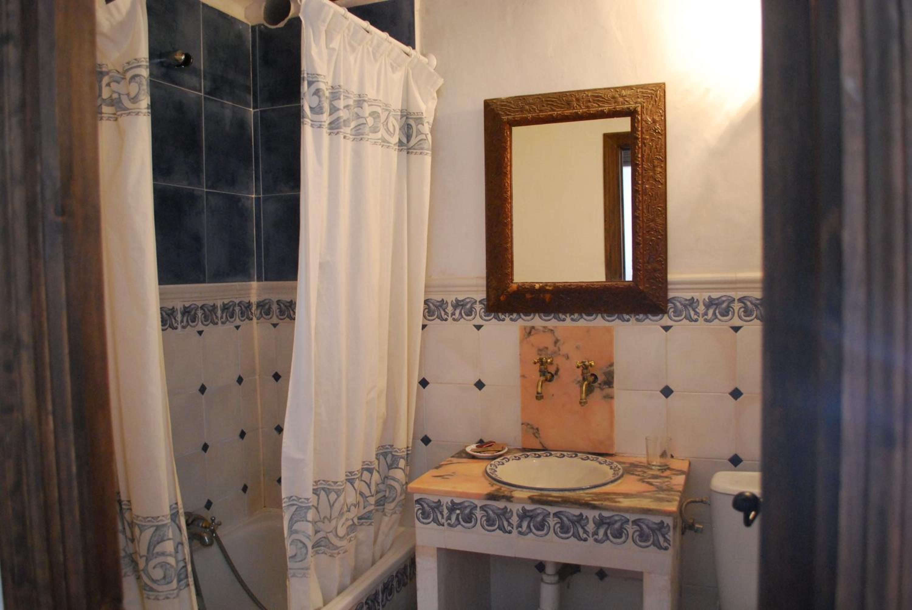 Double or Twin Room - Photo 8