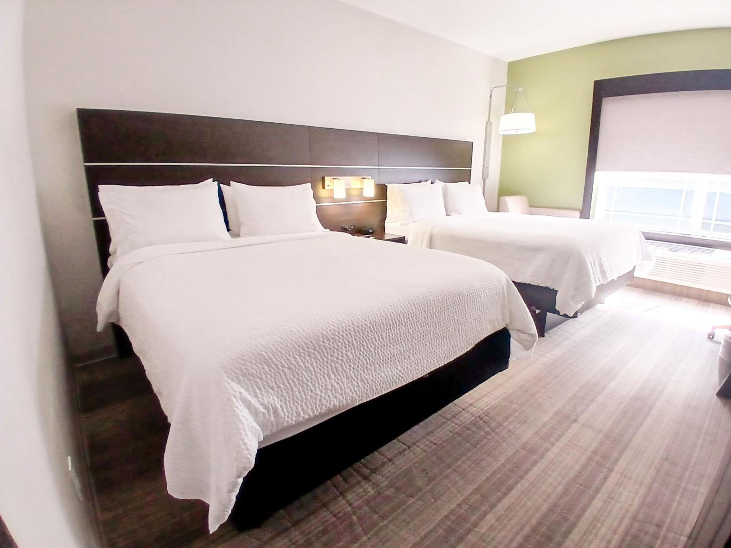 Standard Queen Room with Two Queen Beds and Mobility Accessible Tub - Photo 2