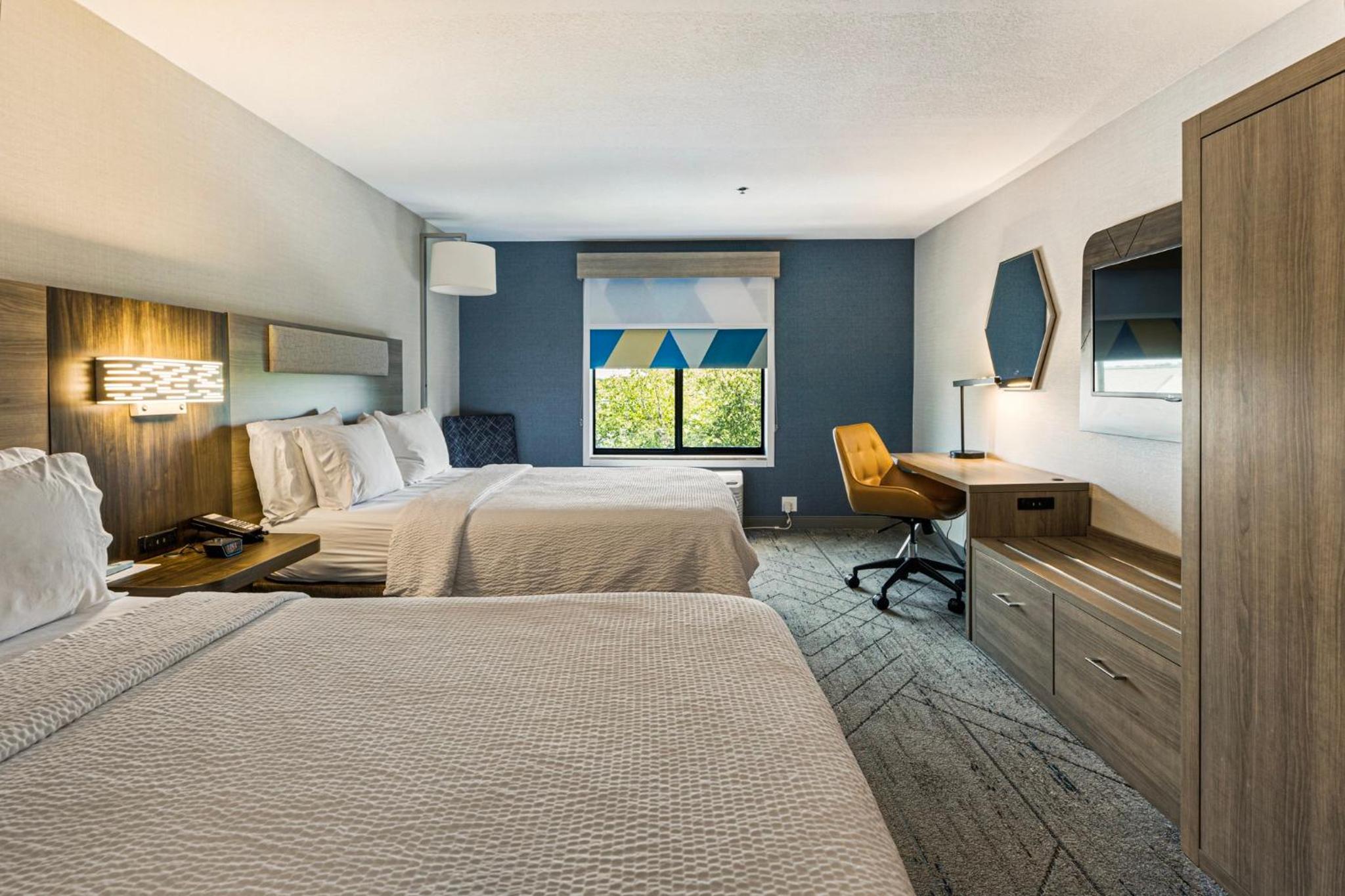 Standard Room with Two Queen Beds - Photo 3