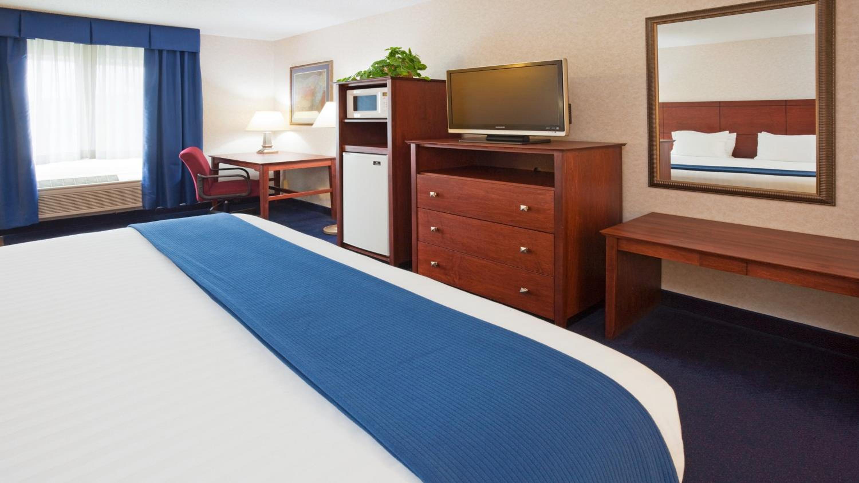 Standard King Room with Sofa Bed - Photo 1