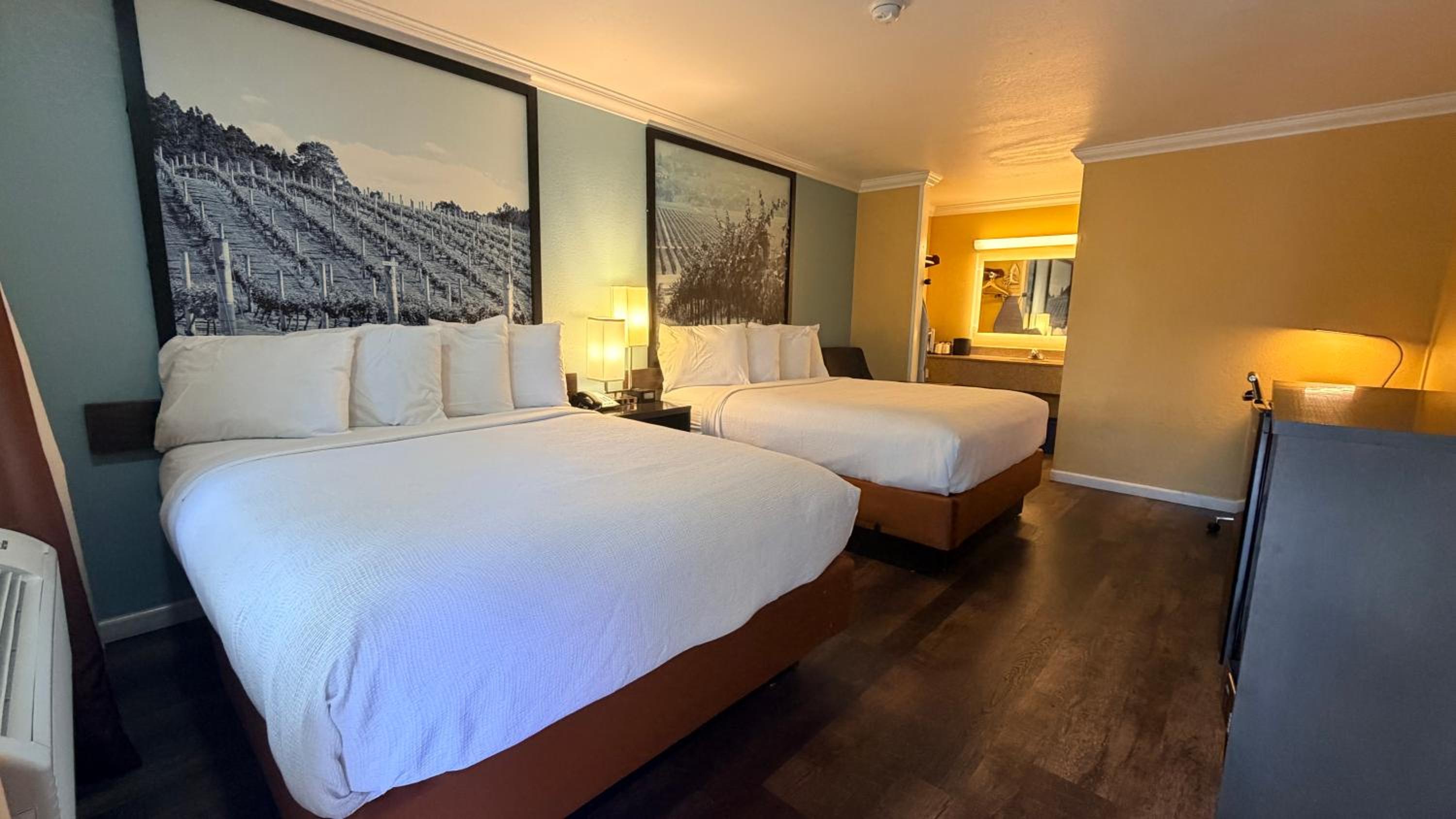 Queen Room with Two Queen Beds photo 2