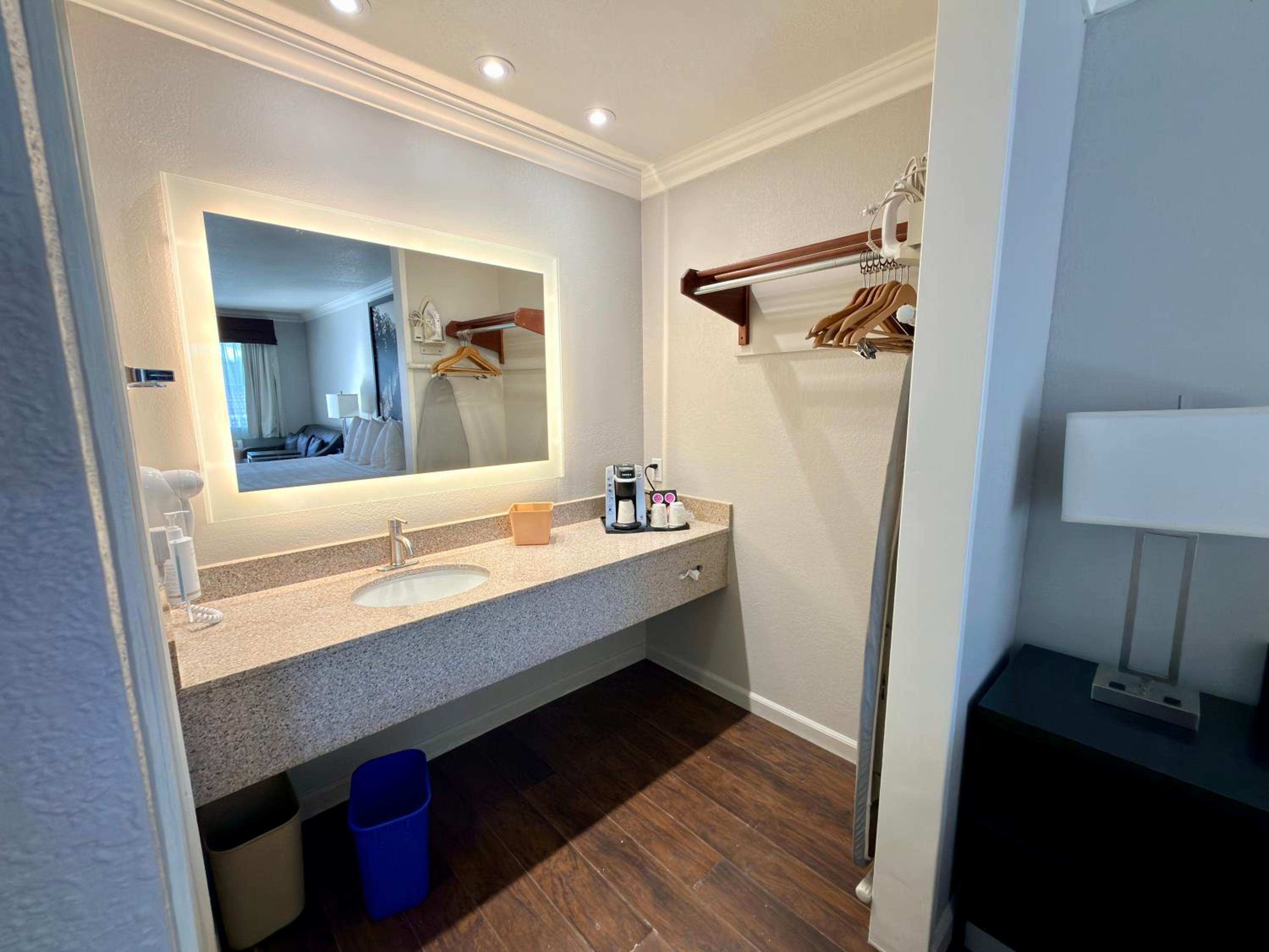 Queen Room with Two Queen Beds photo 3