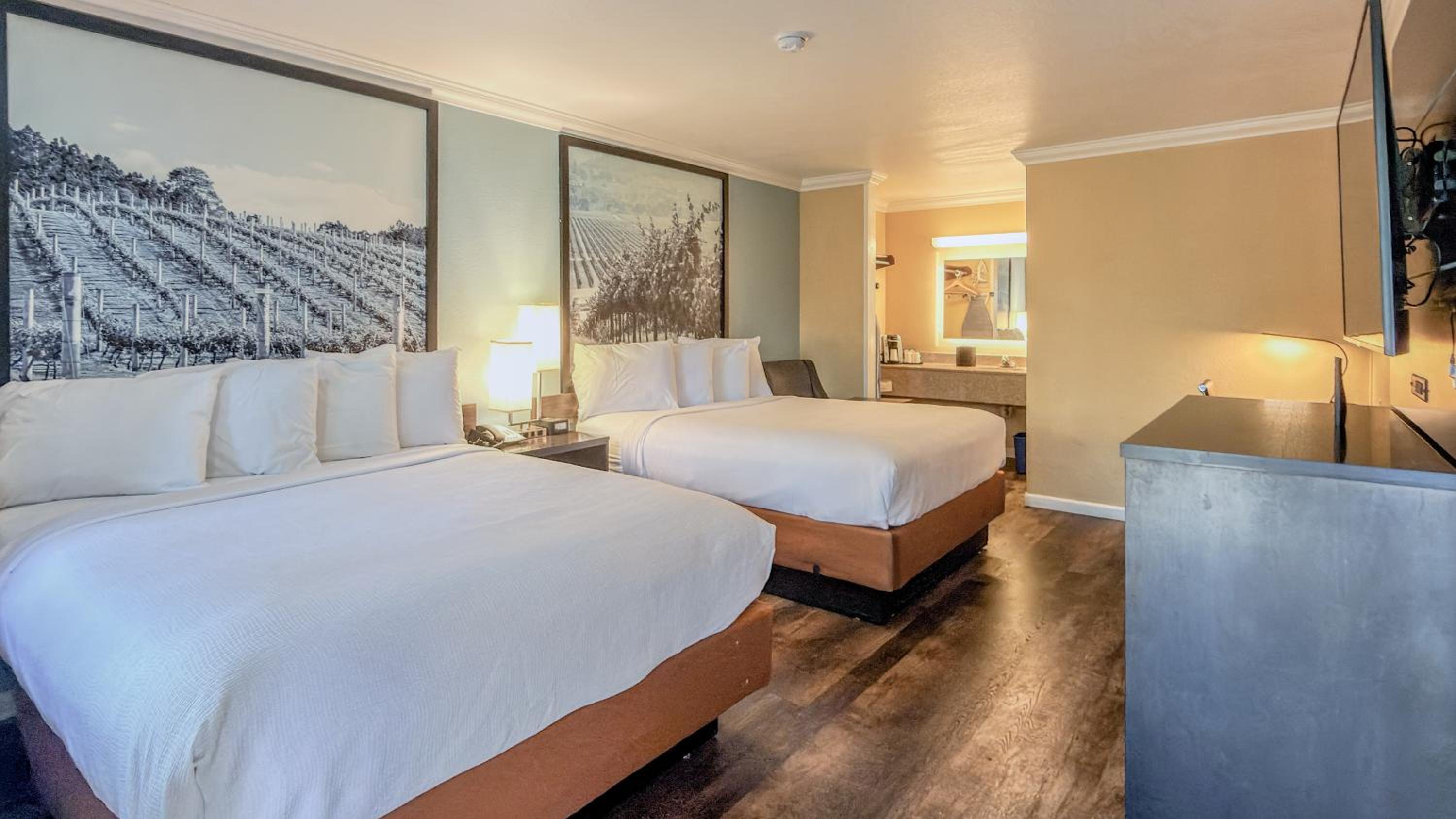 Queen Room with Two Queen Beds photo 1