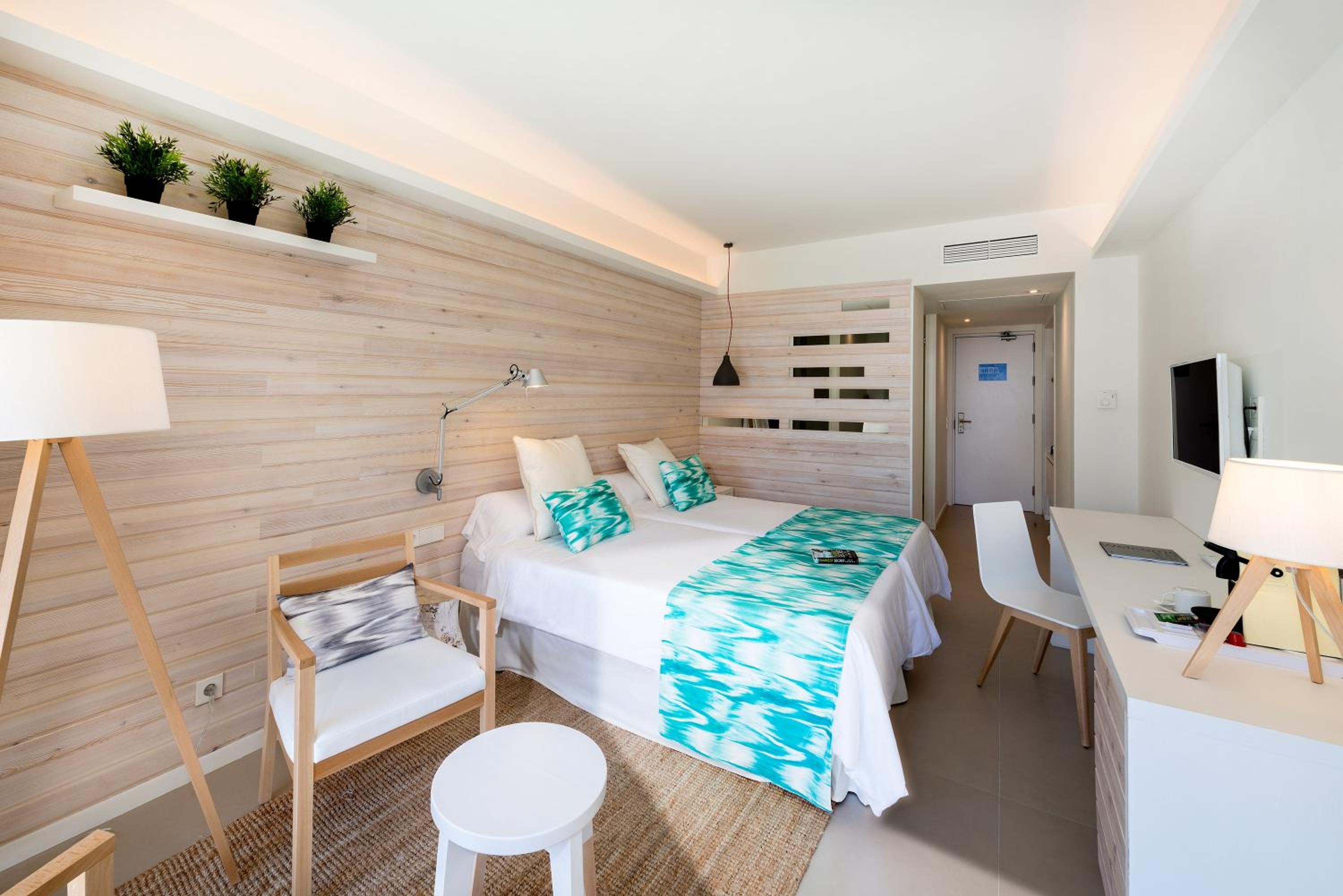 Habitación Doble con Acceso Directo a la Piscina (2 Adultos)
