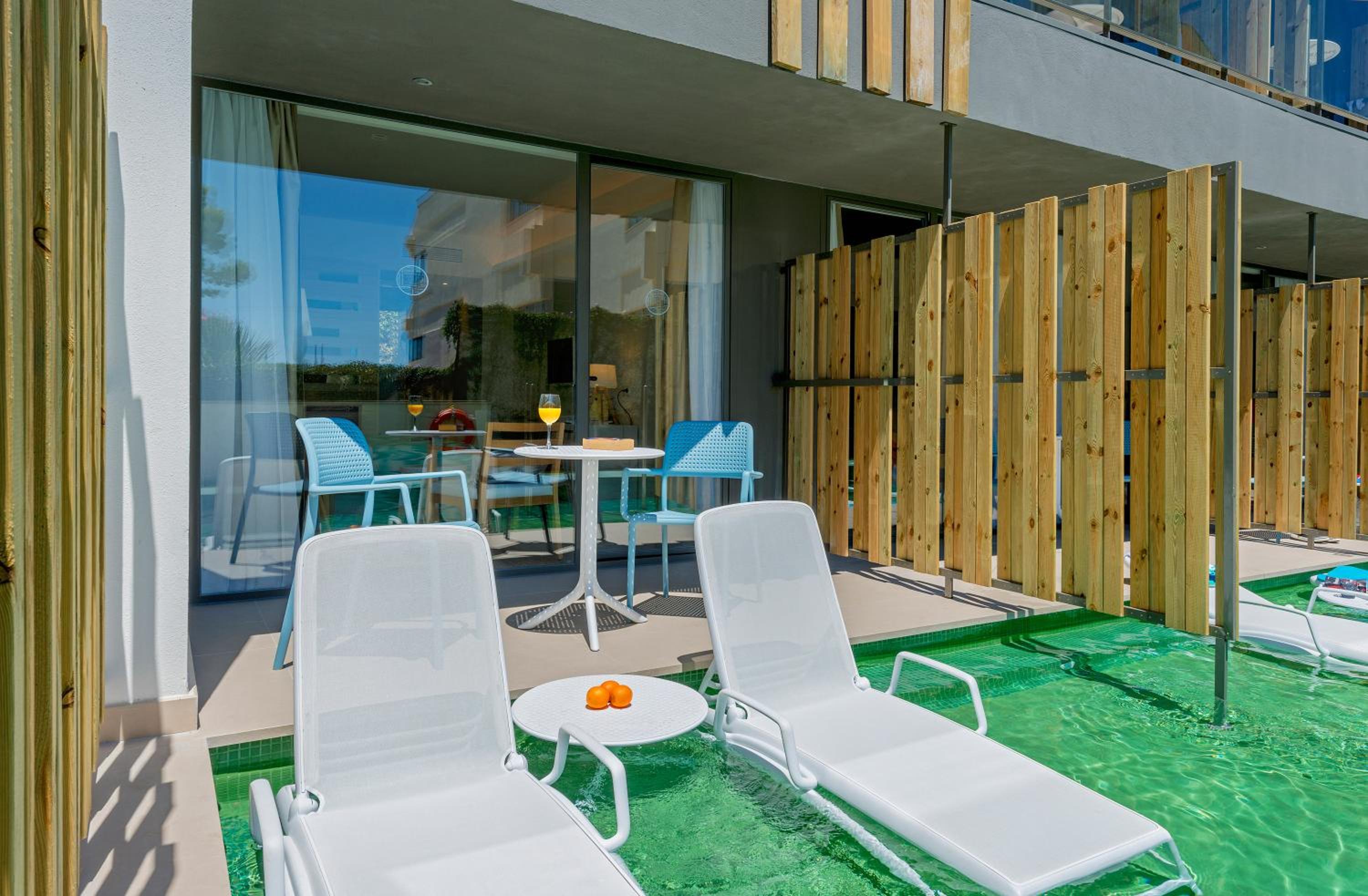 Double Swim Up Room (2 Adults)