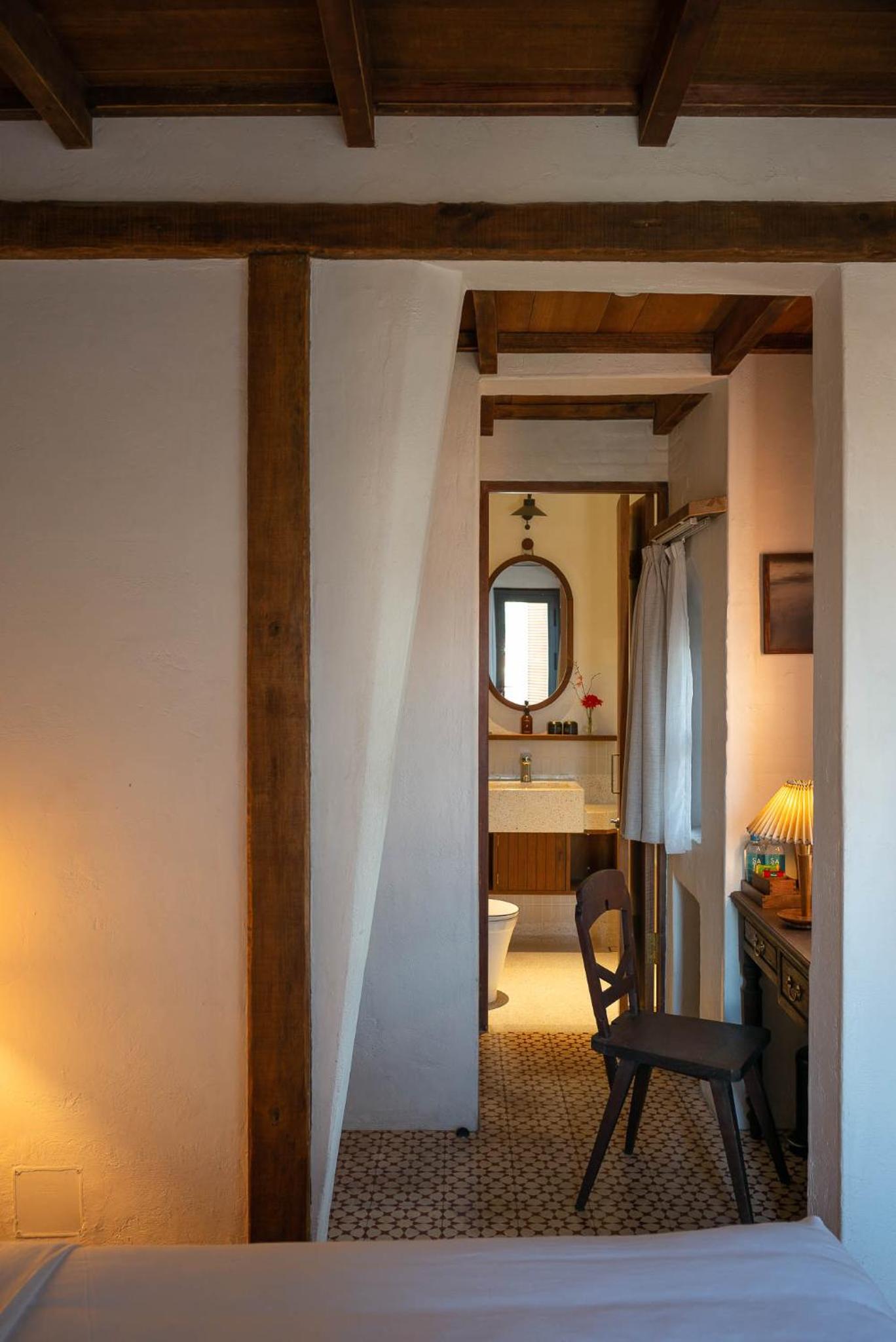 Deluxe Double Room with Balcony - Photo 6