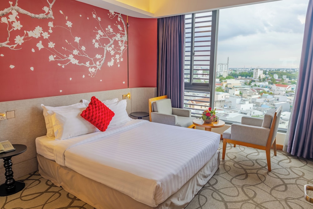 Standard Room, 1 Queen Bed, City View
