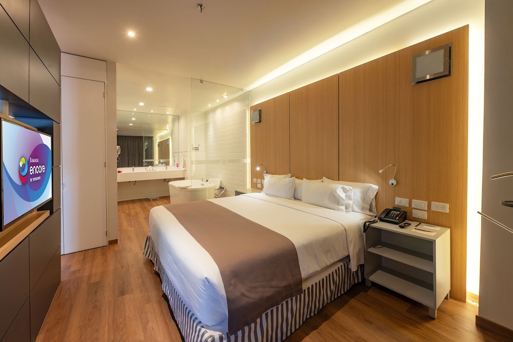 Executive Suite, 1 King Bed with Sofa bed, Hot Tub (Massage Sofa) - Photo 6