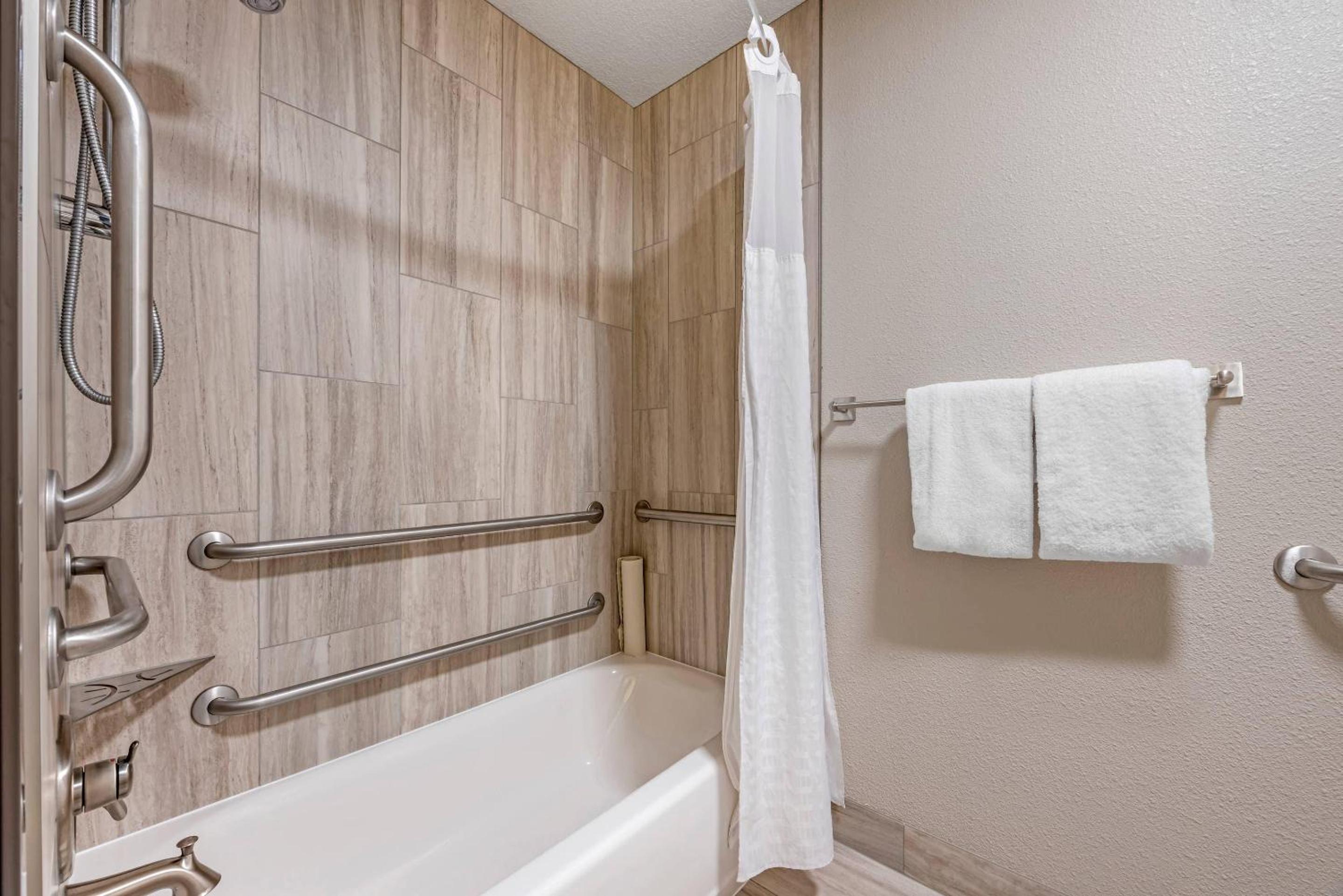 Queen Suite - Accessible/Non-Smoking photo 2