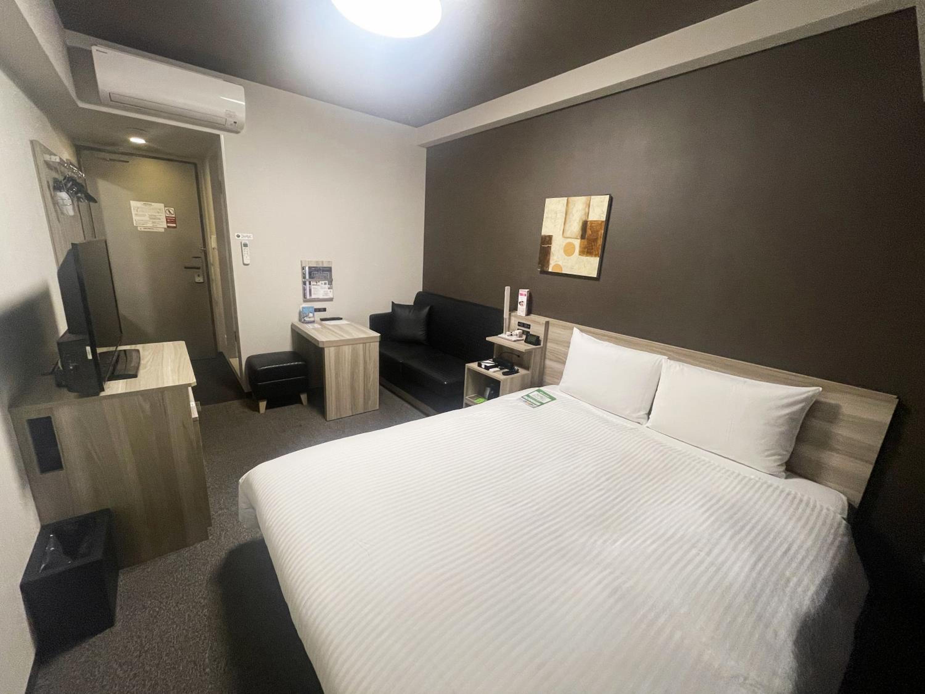 Double Room with Small Double Bed - Non-Smoking - With Smoking Area on the Floor - Photo 1