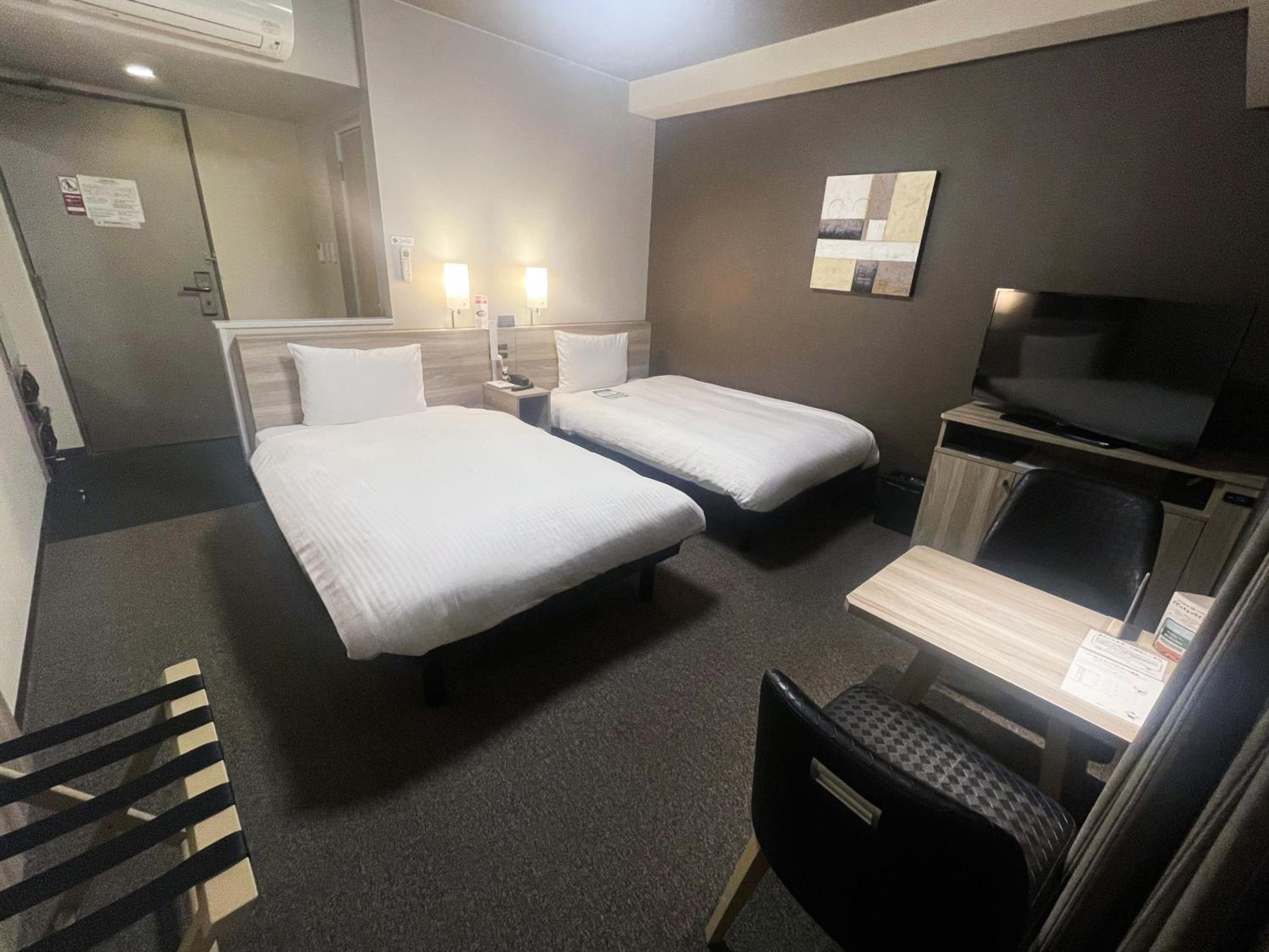 Twin Room - Non-Smoking - With Smoking Area on the Floor - Photo 2