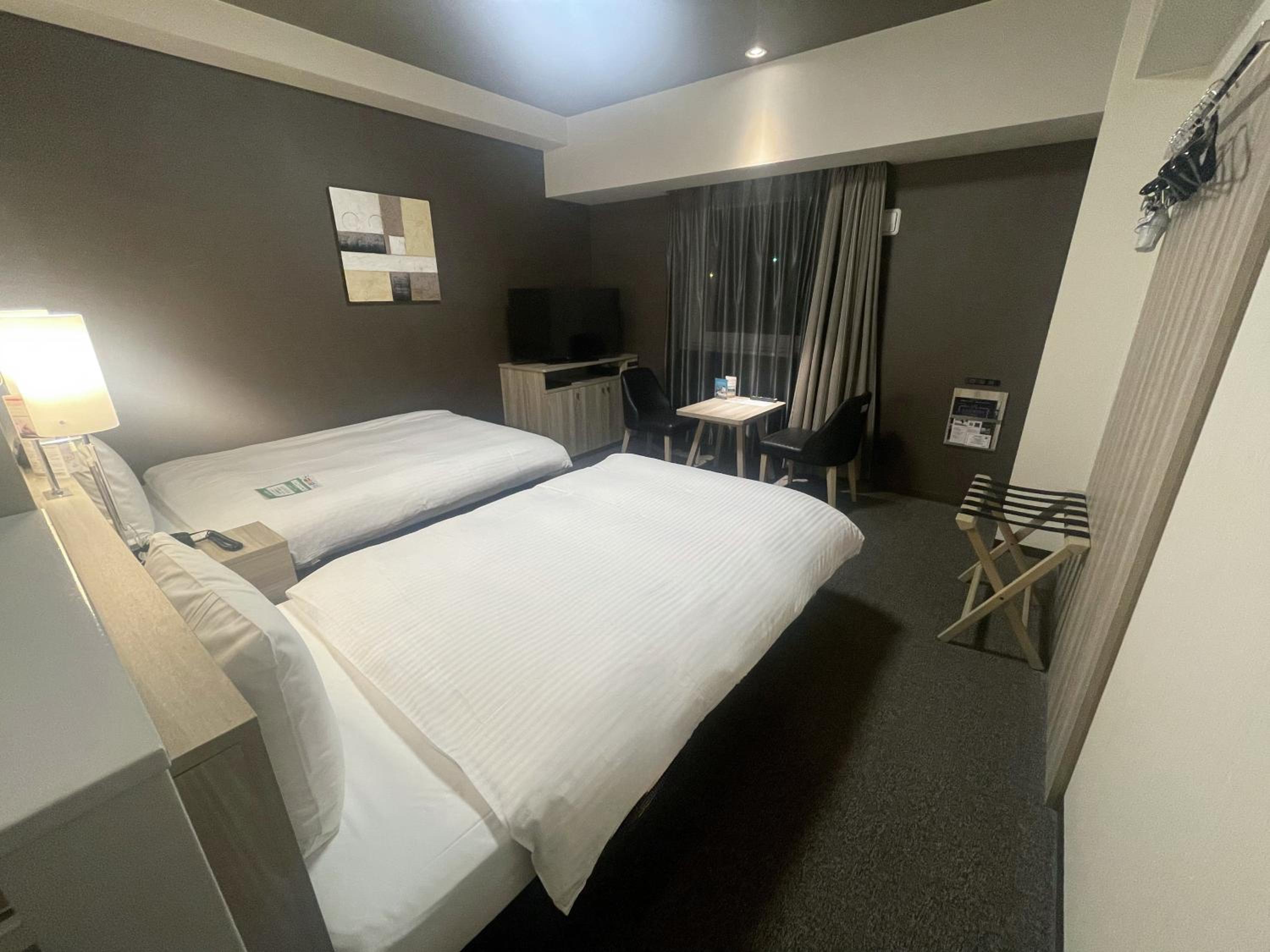 Twin Room - Non-Smoking - With Smoking Area on the Floor - Photo 1