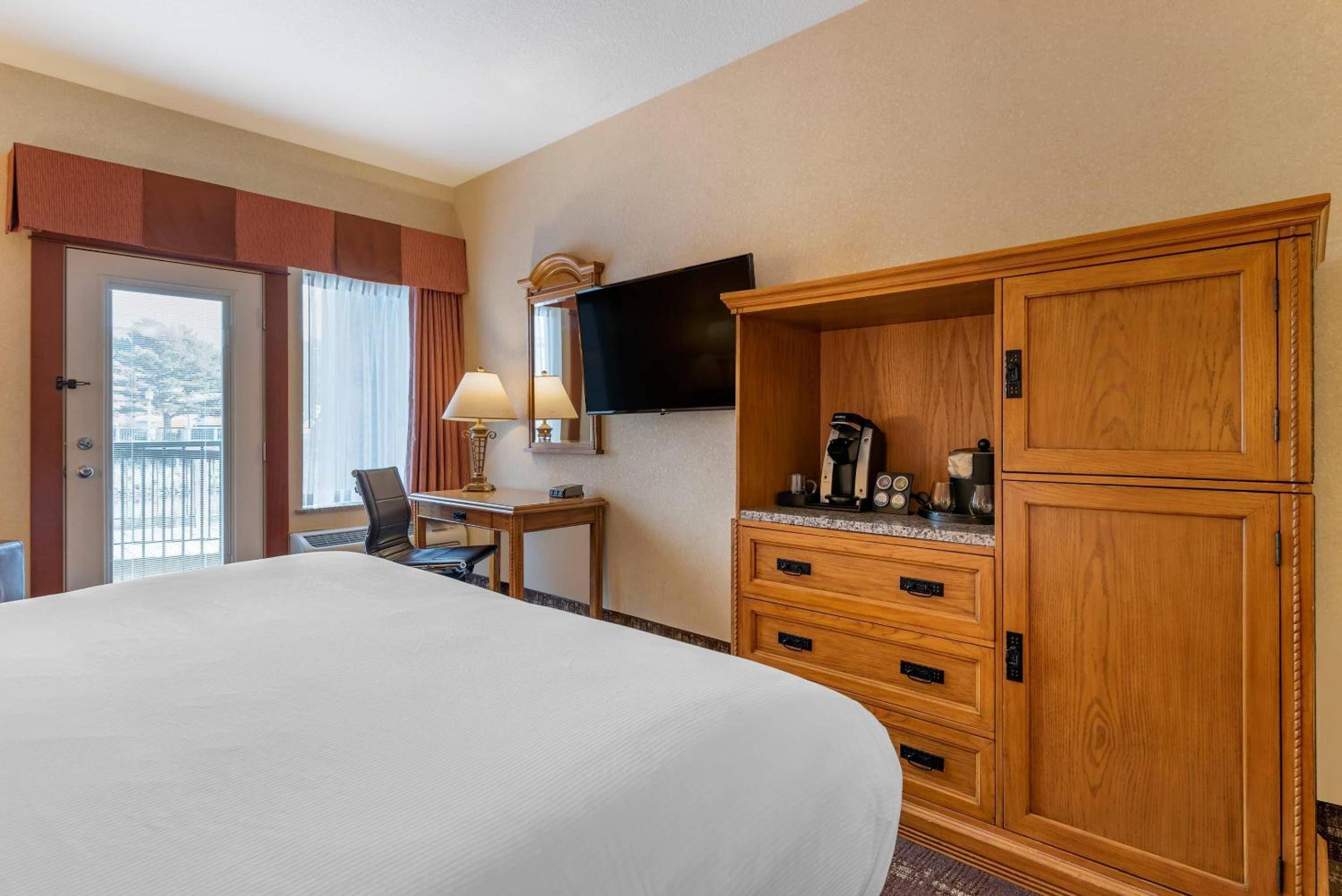 King Room - Non Smoking/Pet Friendly - Photo 3