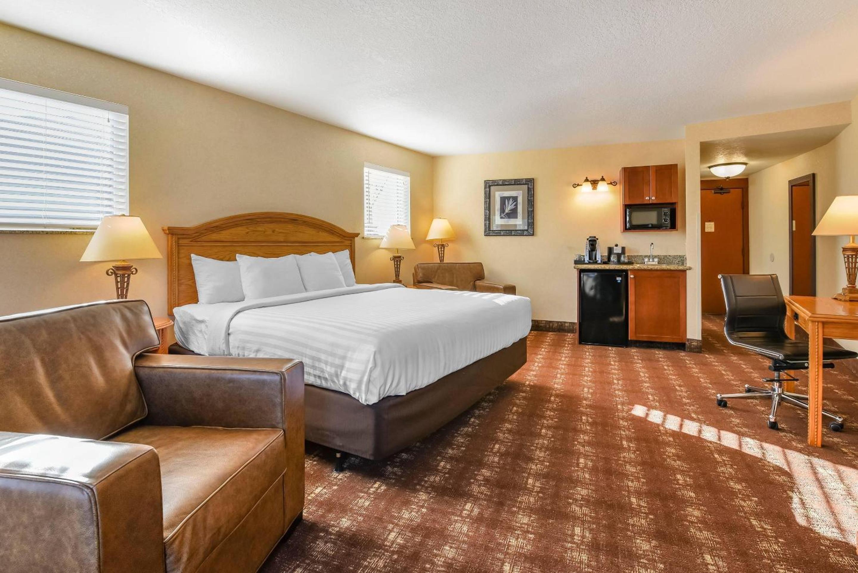 King Jacuzzi Suite - Mobility Accessible w/ Tub - Non Smoking/ No Pets - Photo 3