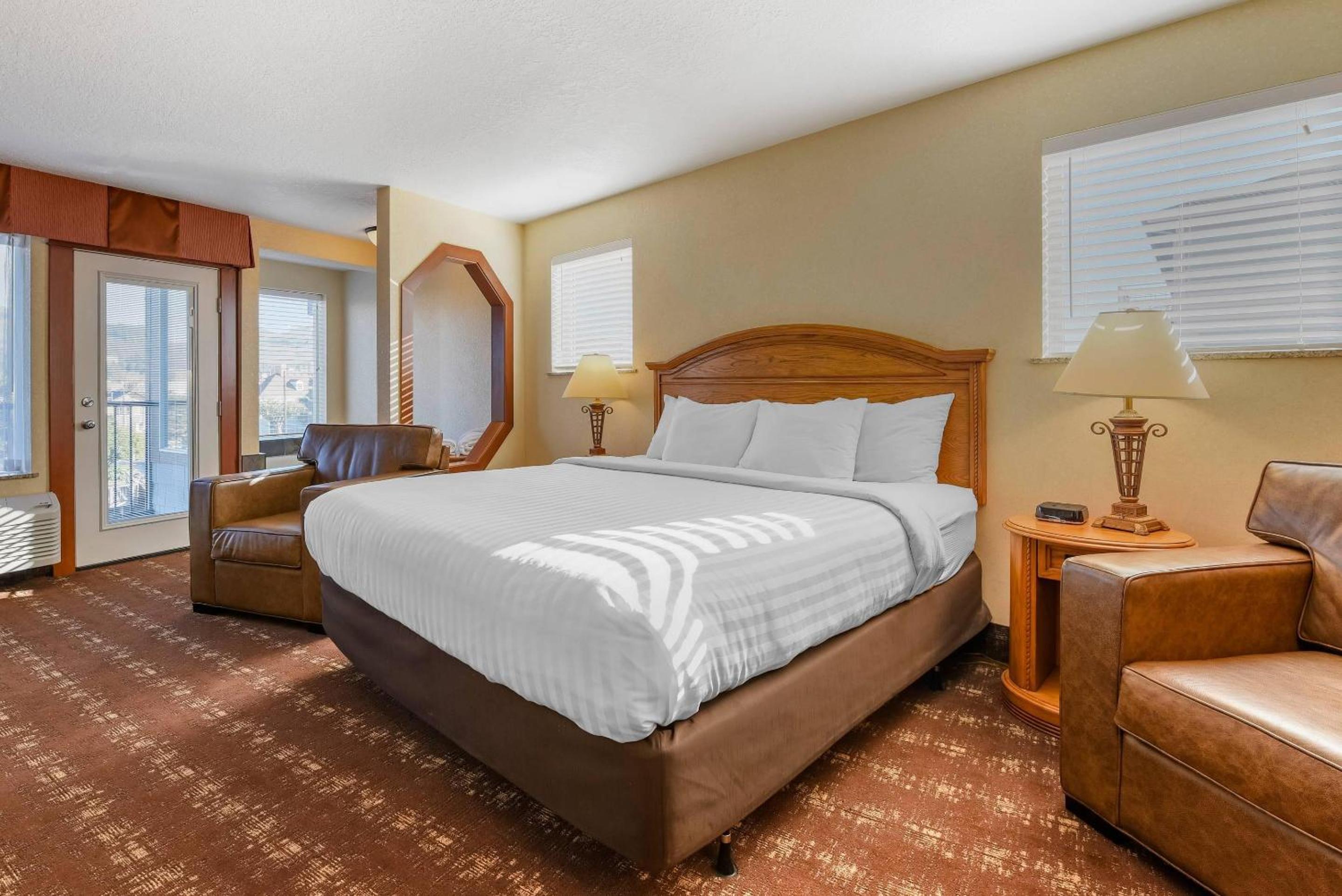 King Jacuzzi Suite - Mobility Accessible w/ Tub - Non Smoking/ No Pets - Photo 2