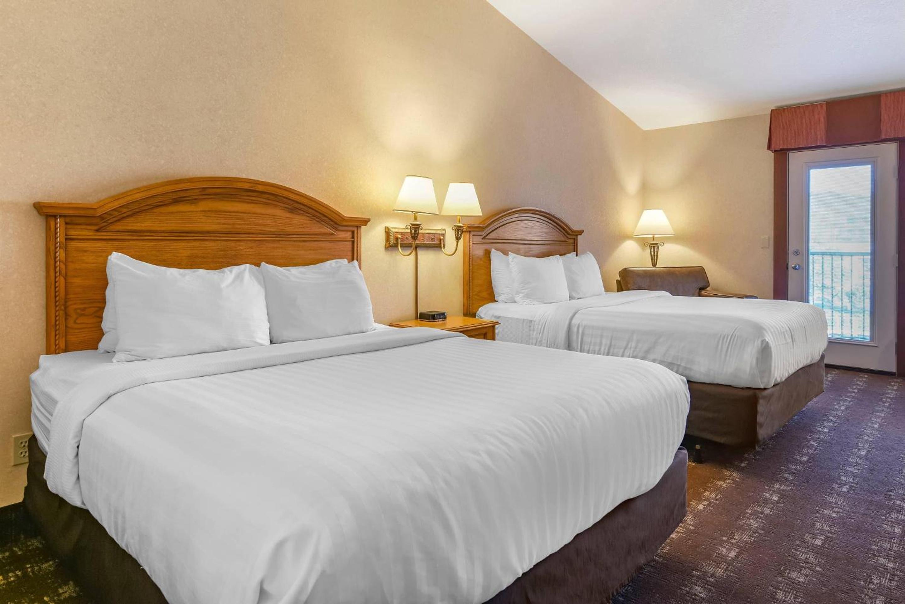 Quadruple Room with Two Queen Beds - Non Smoking/Pet Friendly - Photo 2