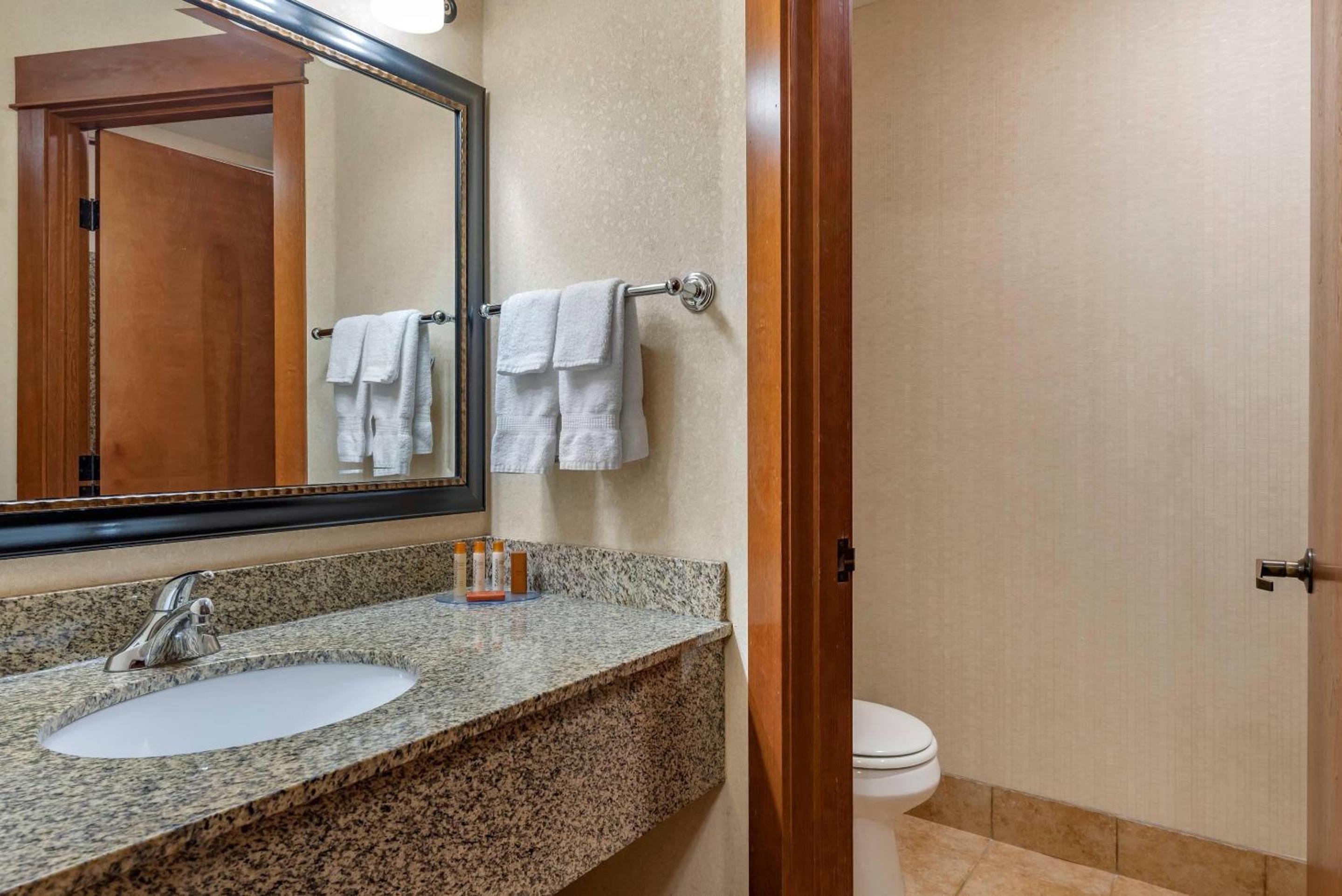 Quadruple Room with Two Queen Beds - Non Smoking/Pet Friendly - Photo 4