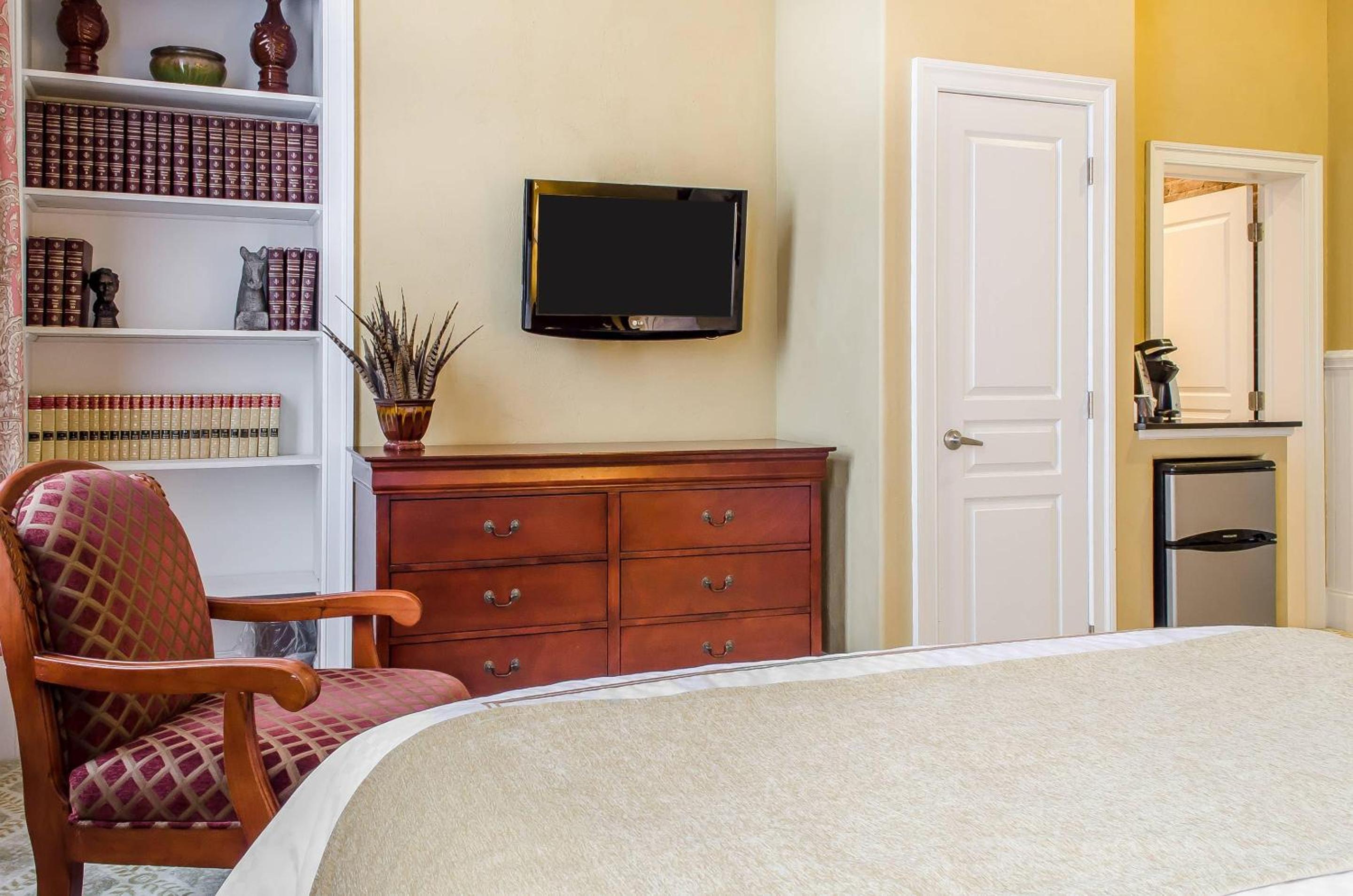 King Room - Accessible/Non-Smoking - Photo 3
