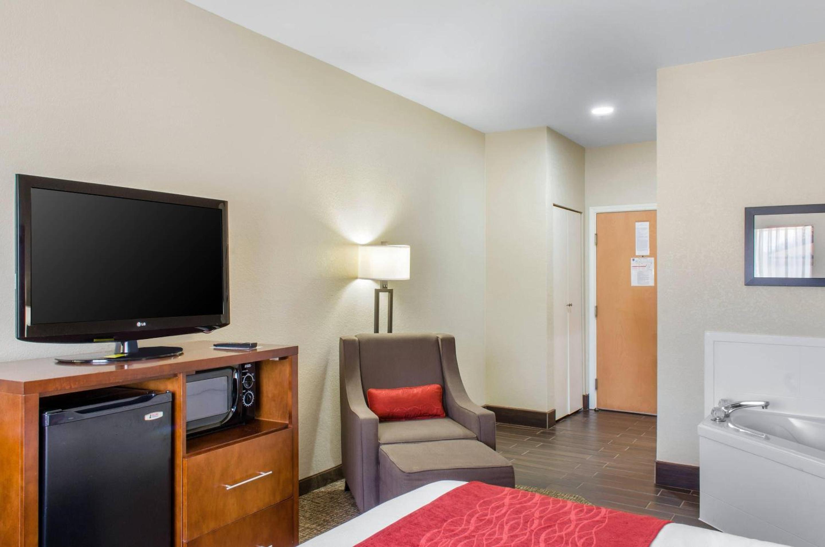 King Suite with Jacuzzi photo 2