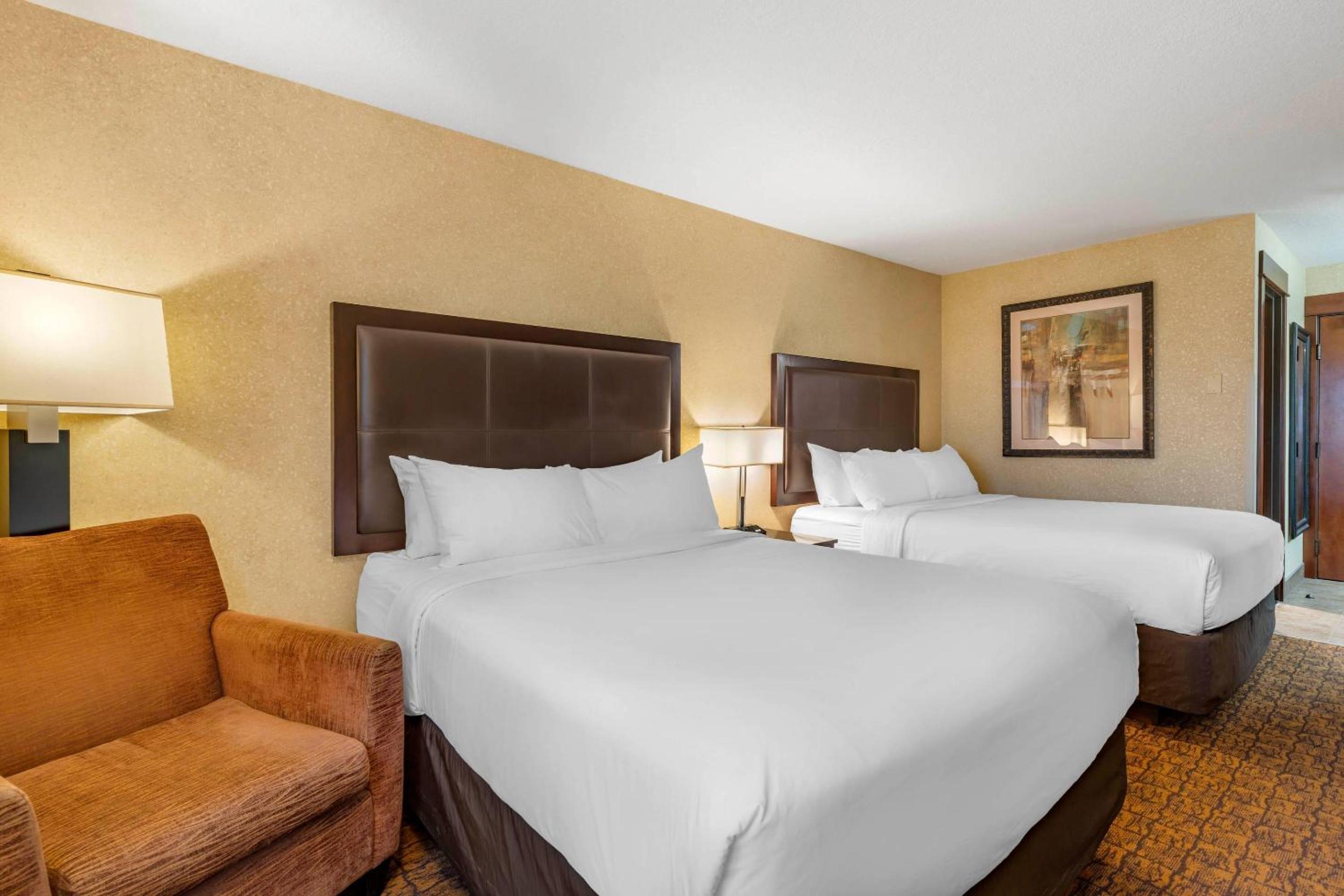 Large Quadruple Room with Two Queen Beds - Non Smoking photo 2
