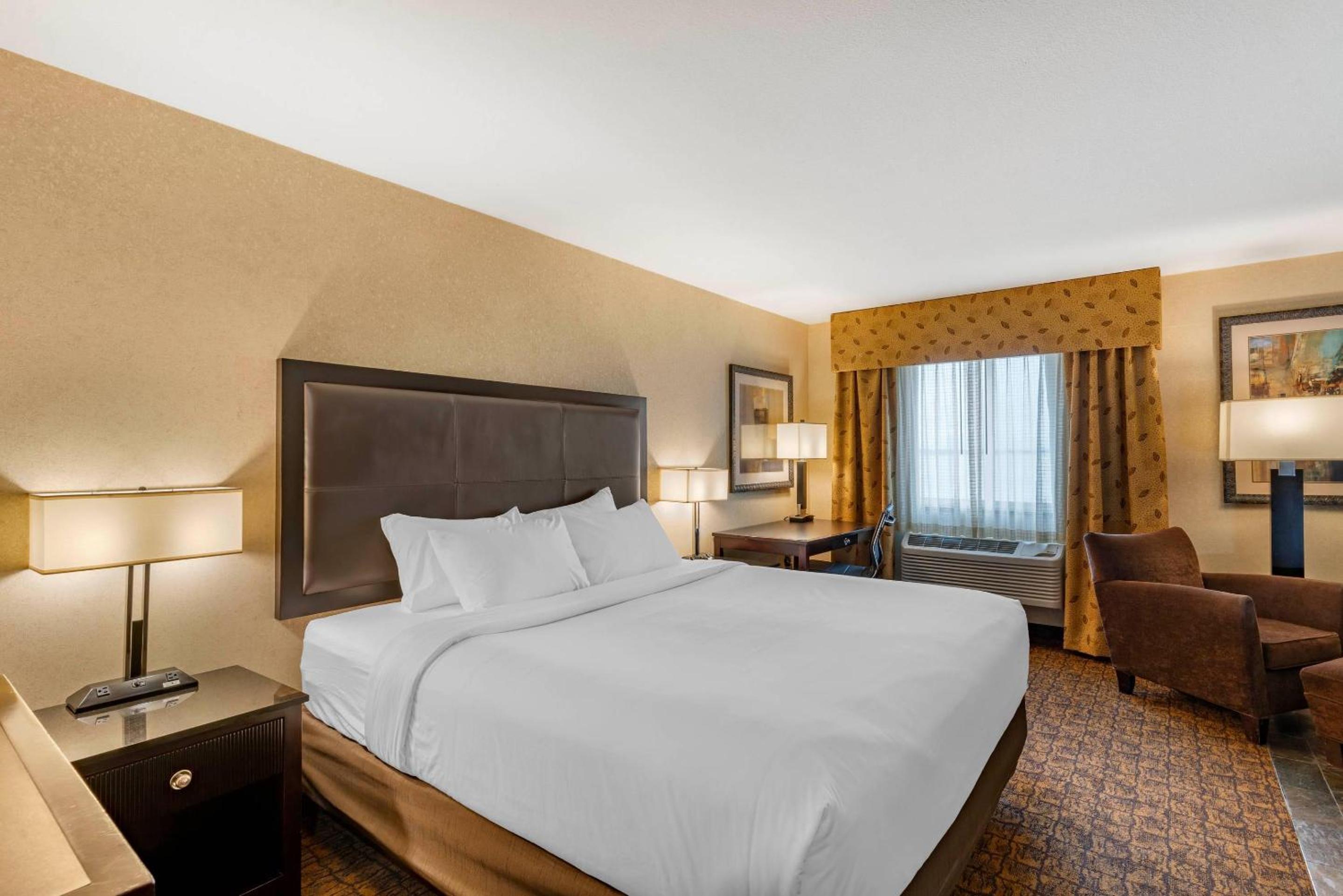 King Suite with Whirpool - Non-Smoking/No Pets
