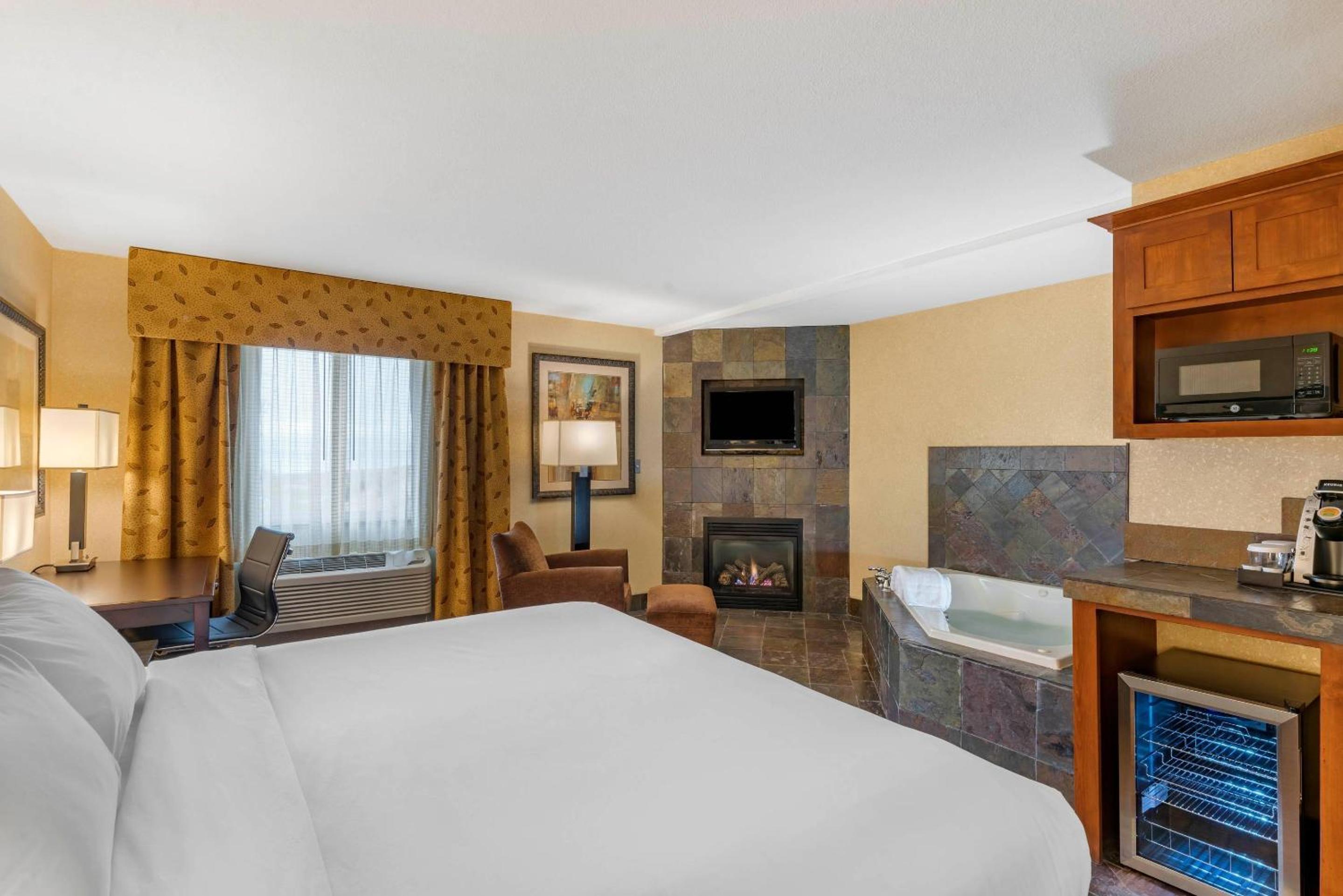 King Suite with Whirpool - Non-Smoking/No Pets photo 3
