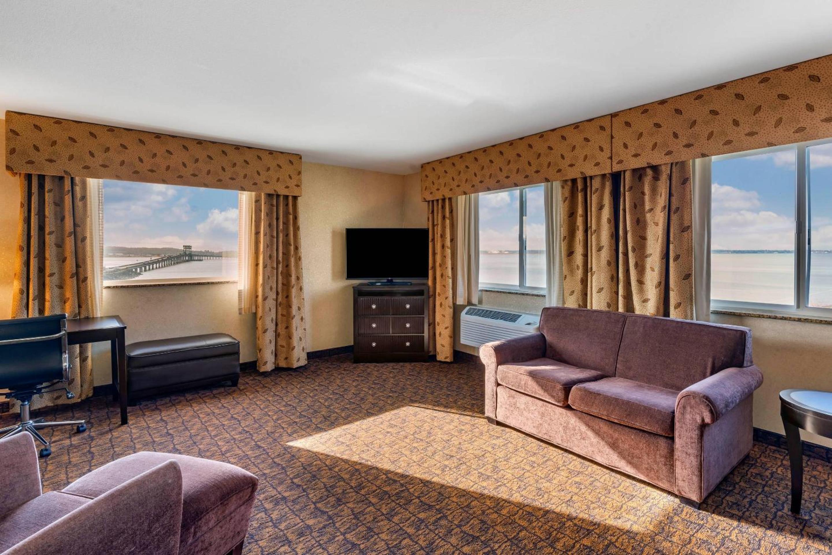 Efficiency King Suite with River View - Non Smoking photo 3