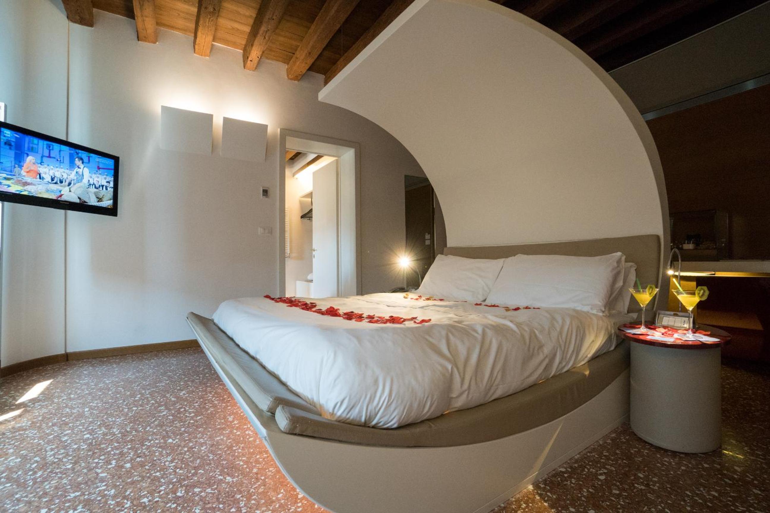 Double Room with Private Bathroom photo 2