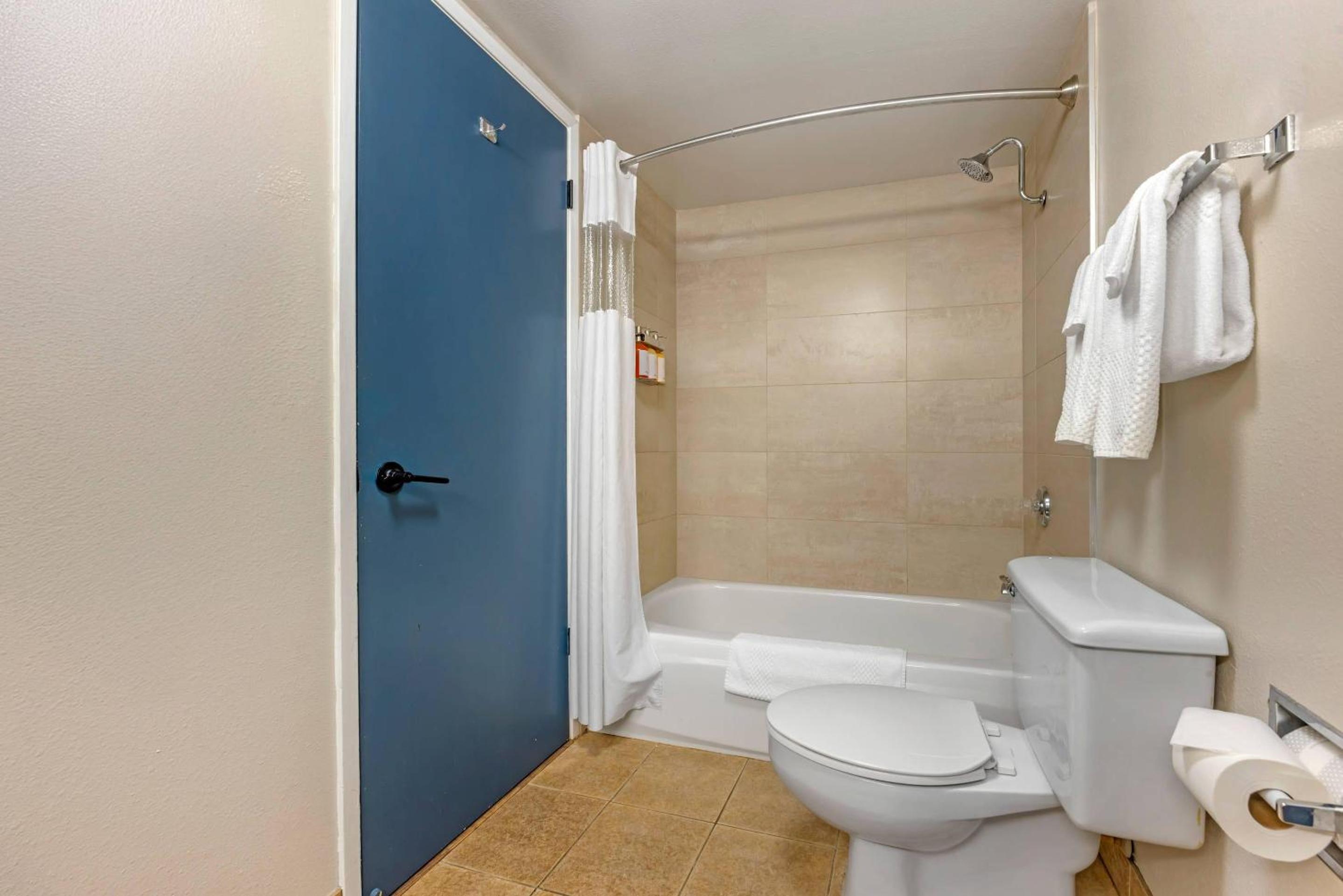 Quadruple Room with Two Queen Beds - Non Smoking - Photo 4
