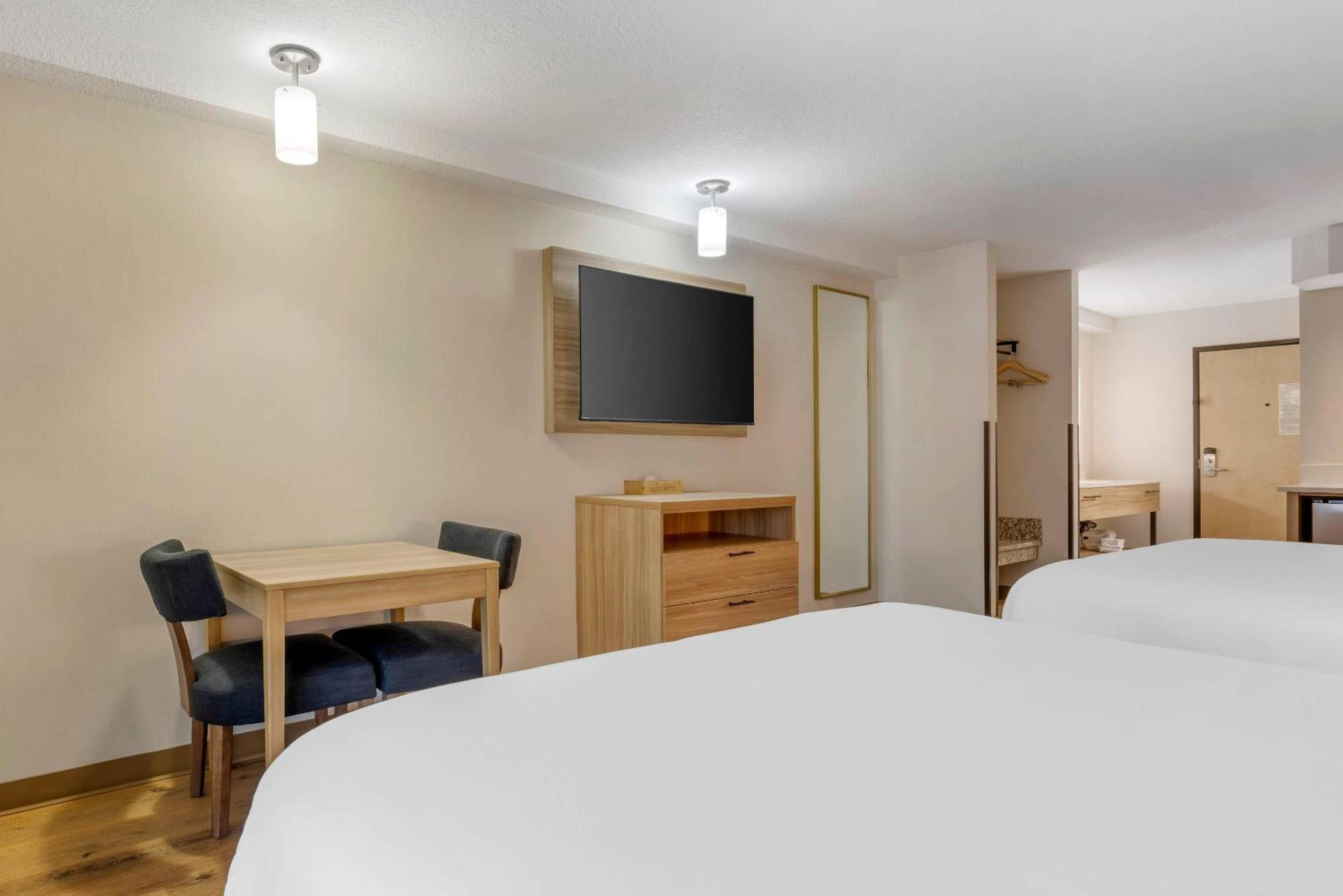 Quadruple Room with Two Queen Beds - Non Smoking - Photo 12