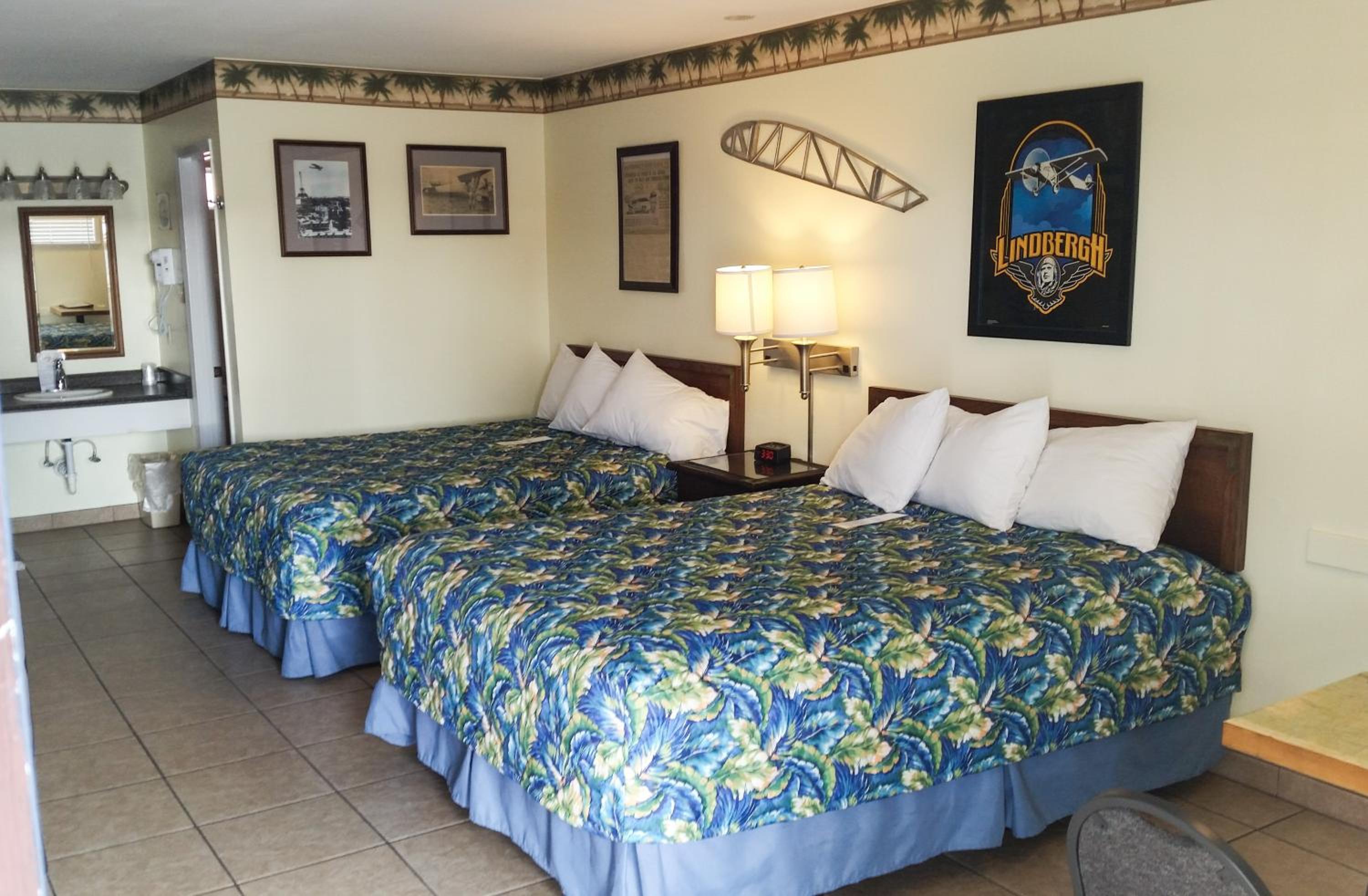 Queen Room with Two Queen Beds - Photo 6