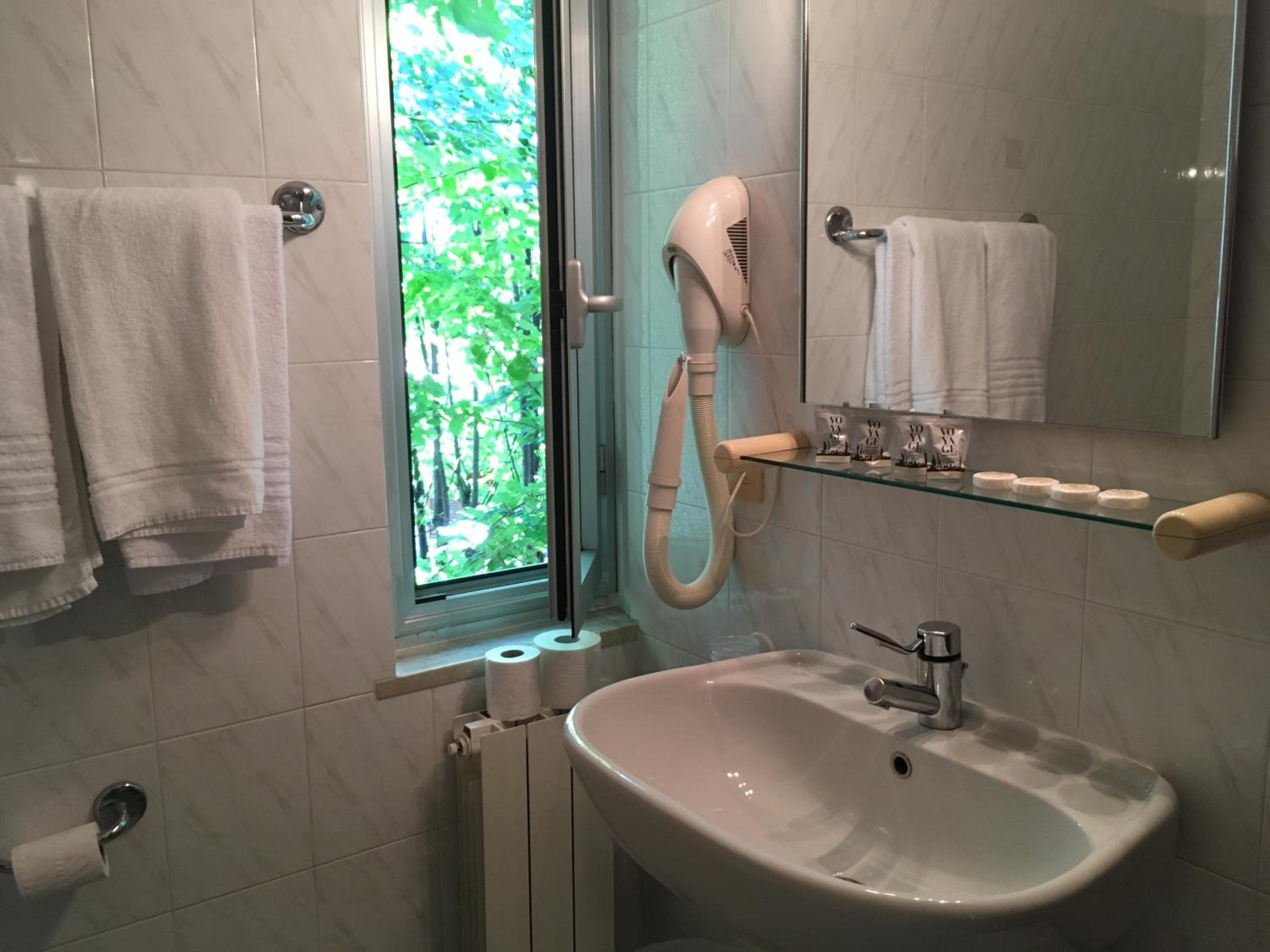Double or Twin Room - Photo 5