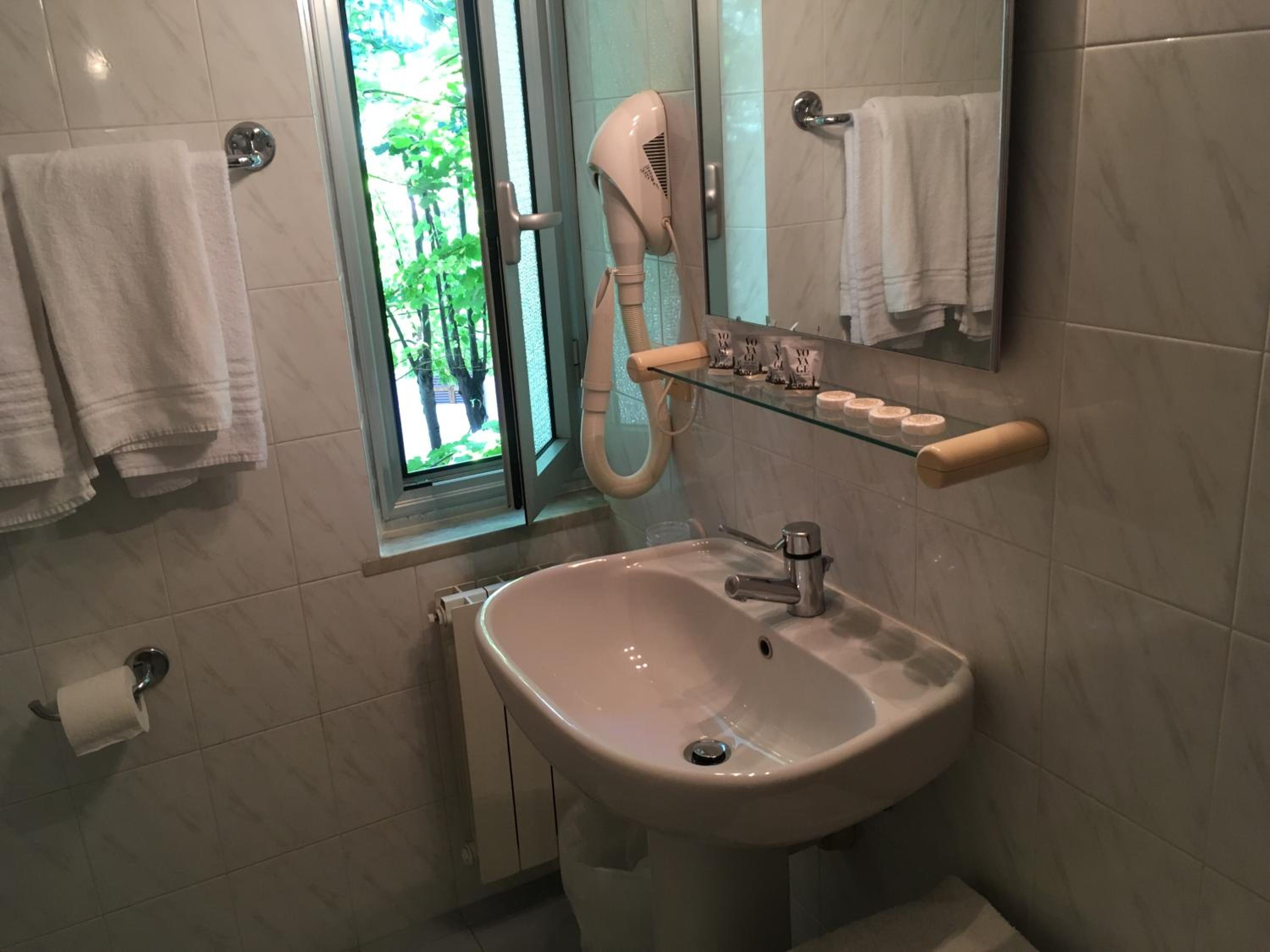 Double or Twin Room - Photo 4