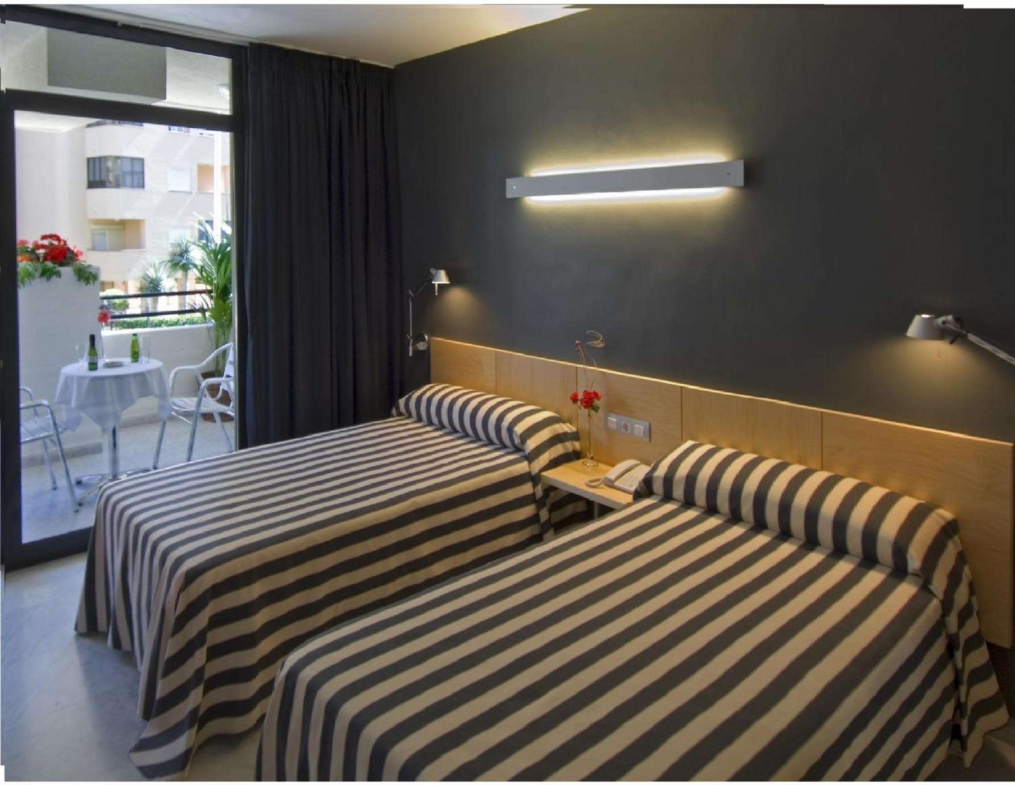 Twin Room with Balcony - Photo 3