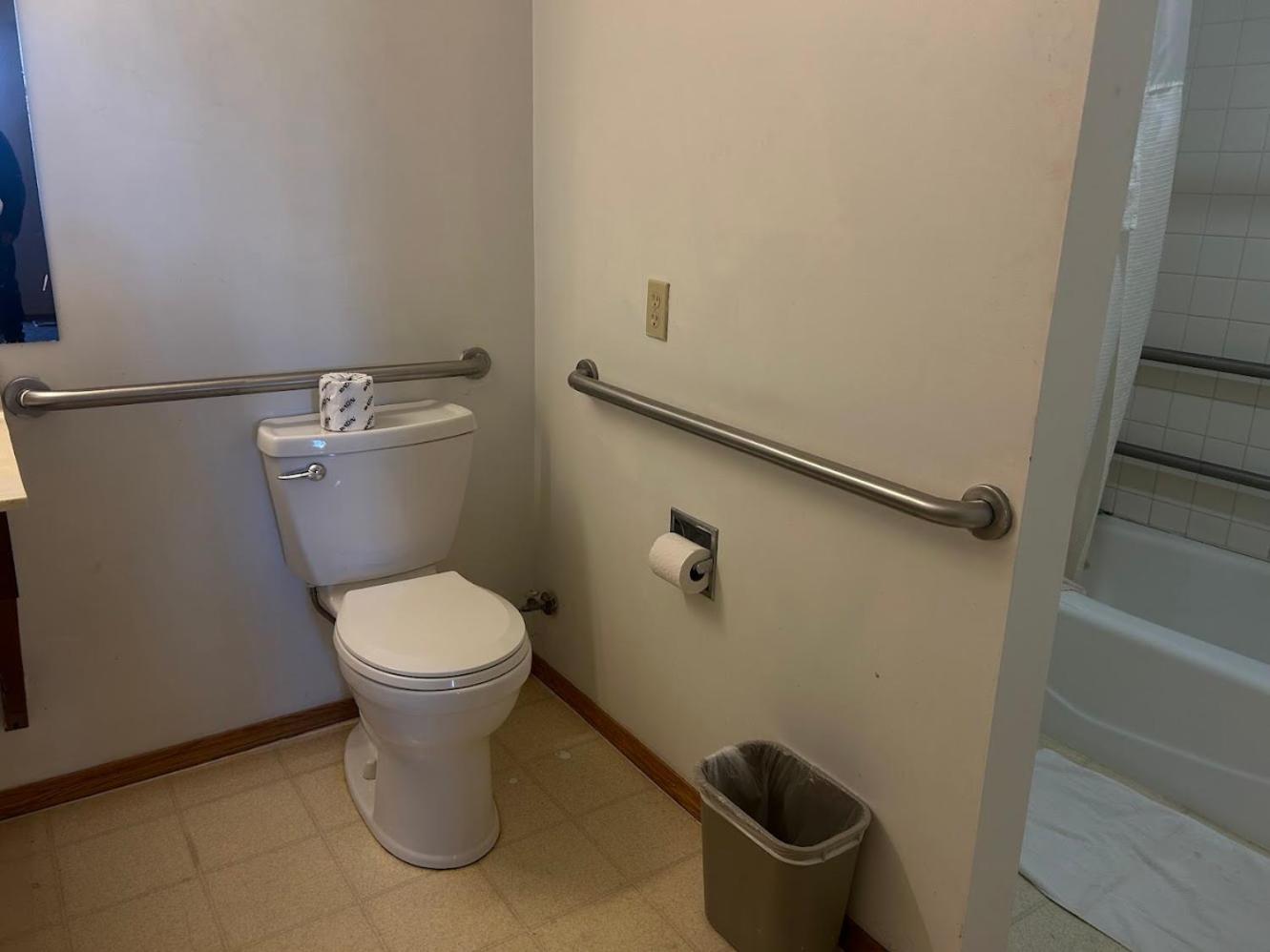 Queen Bed Accessible Non-Smoking with Roll-In-Shower